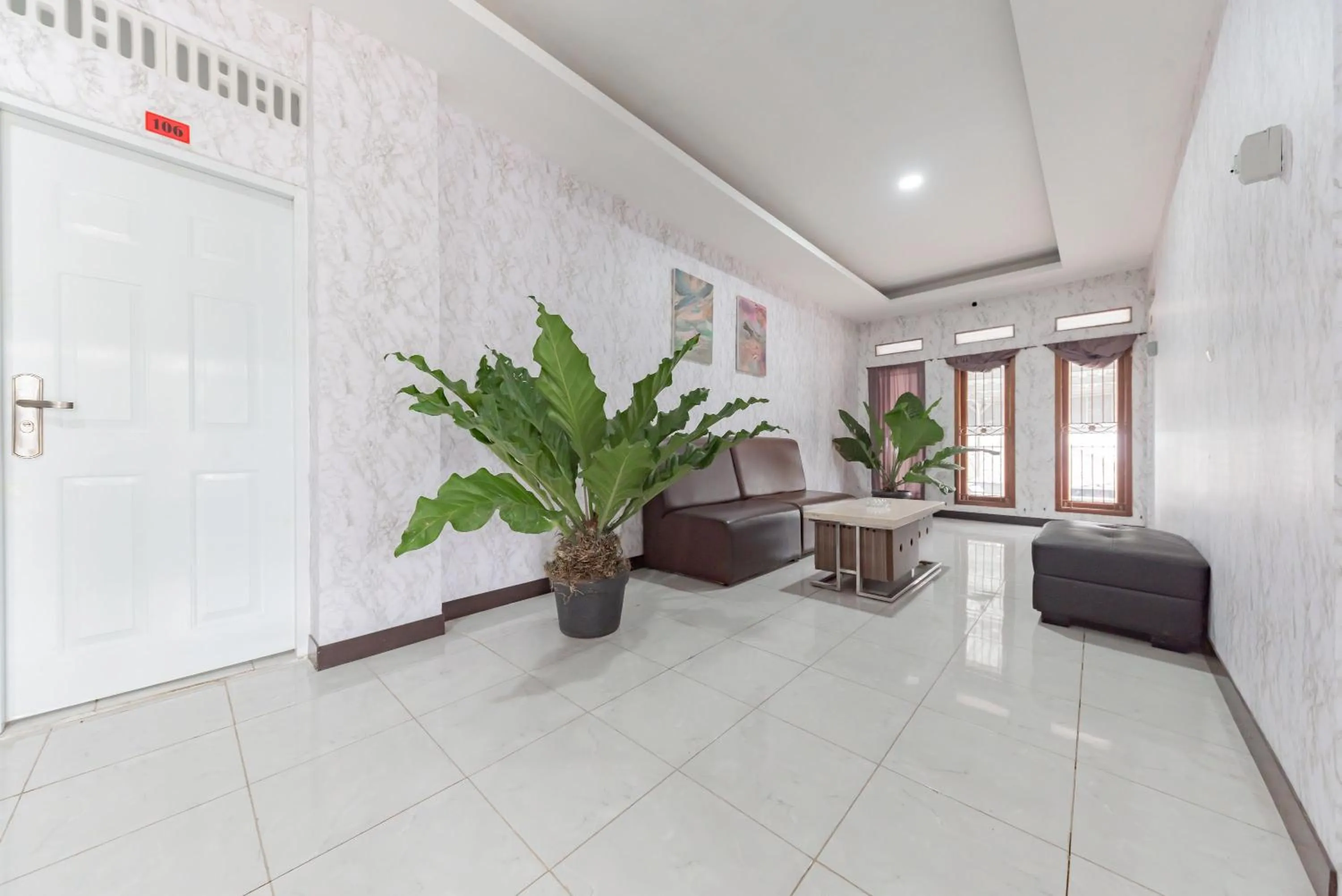 Living room in RedDoorz Syariah Plus near Tugu Bubur Ayam Cianjur