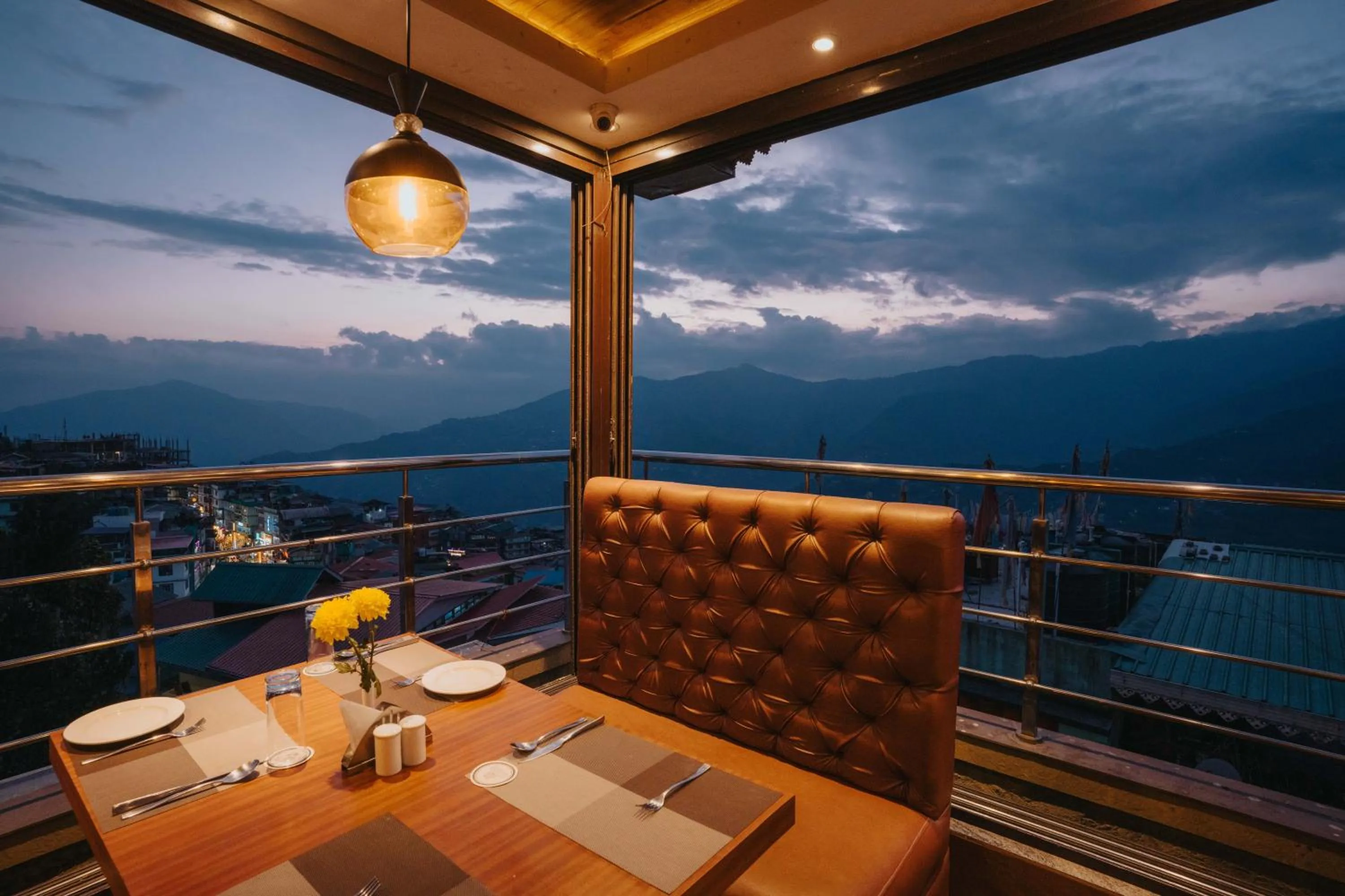 Restaurant/places to eat in Q SAINA THE COSMOS