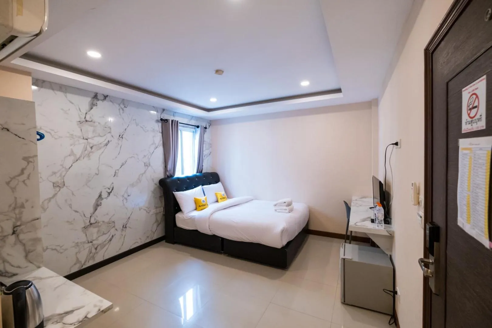 Photo of the whole room, Bed in Amber Inn