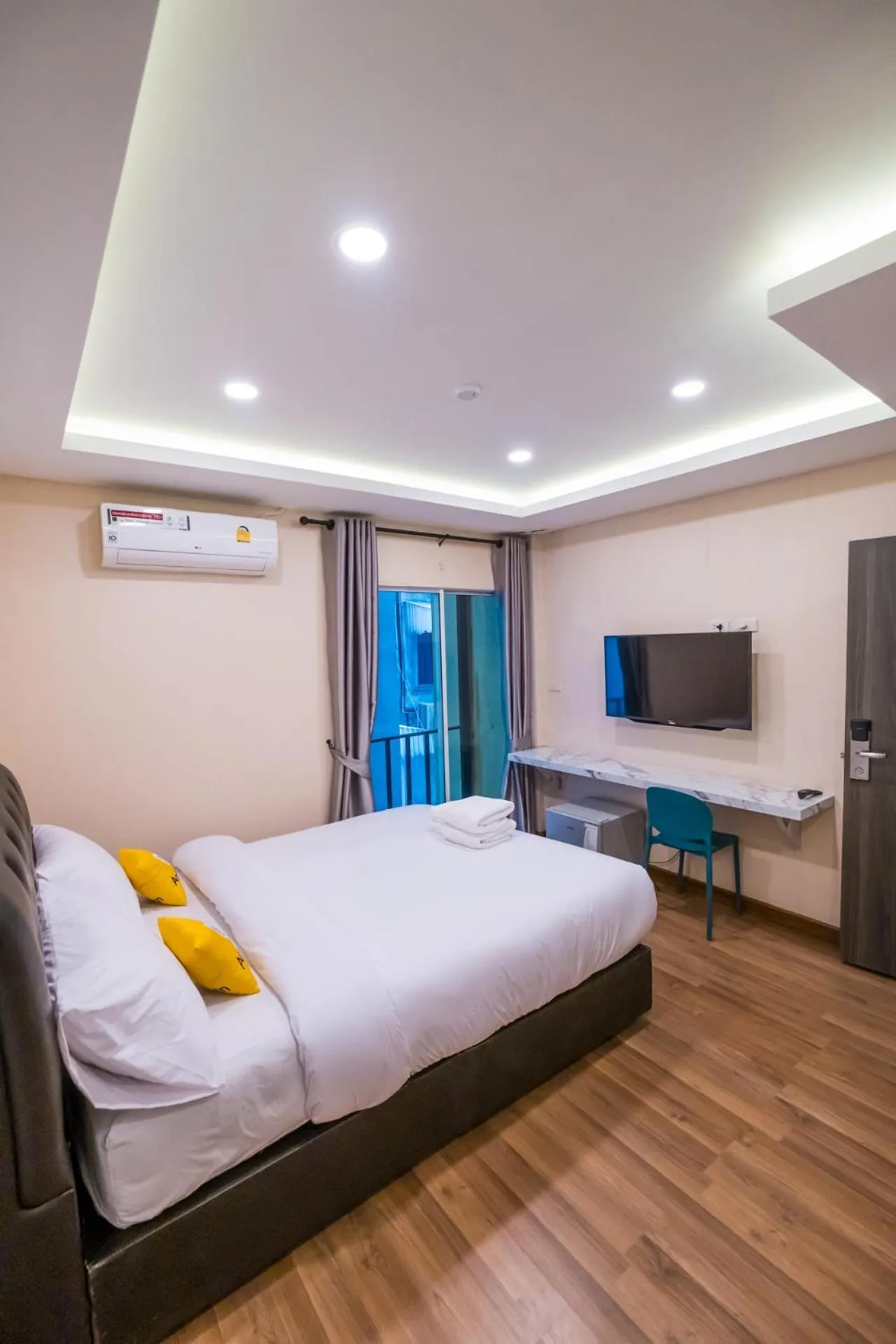 Photo of the whole room, Bed in Amber Inn