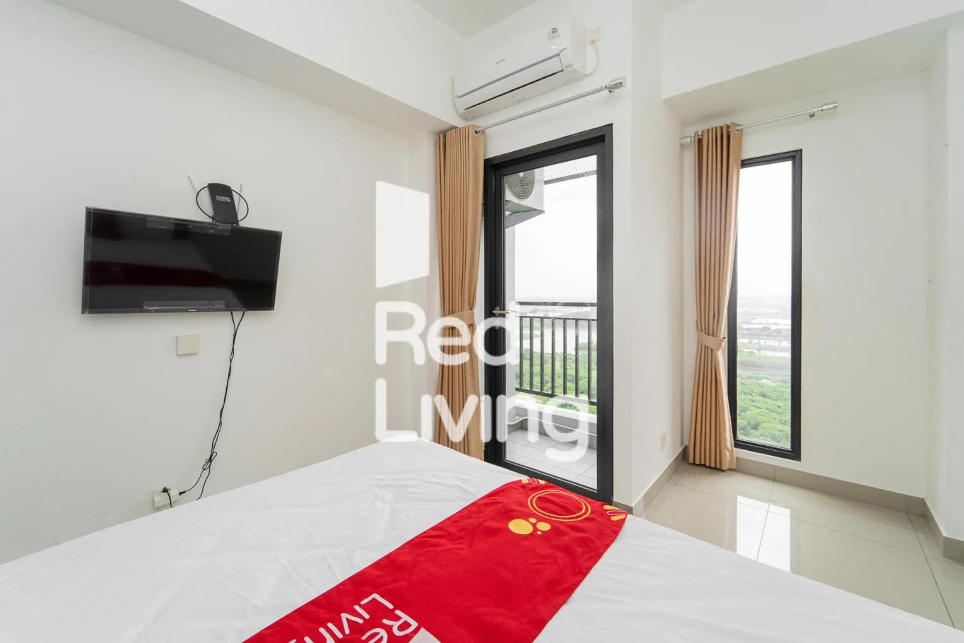Bedroom, Bed in RedLiving Apartemen Sayana - Sentra Jaya