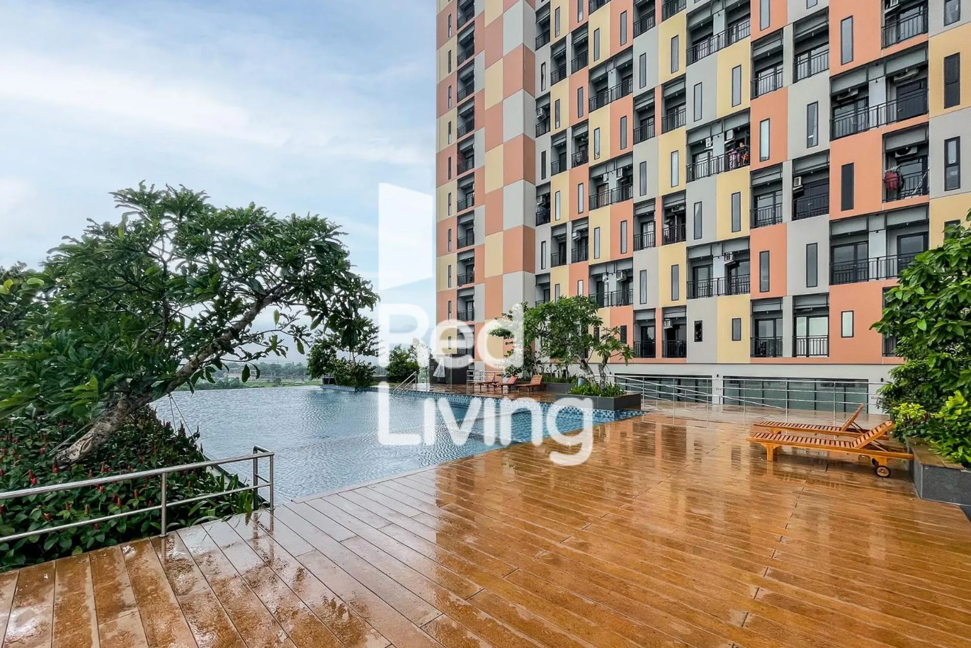 Swimming pool in RedLiving Apartemen Sayana - Sentra Jaya