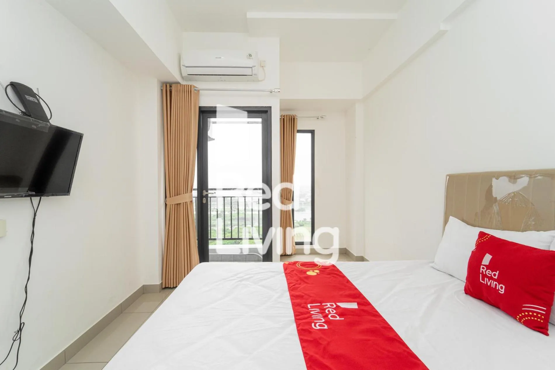 Bedroom, Bed in RedLiving Apartemen Sayana - Sentra Jaya