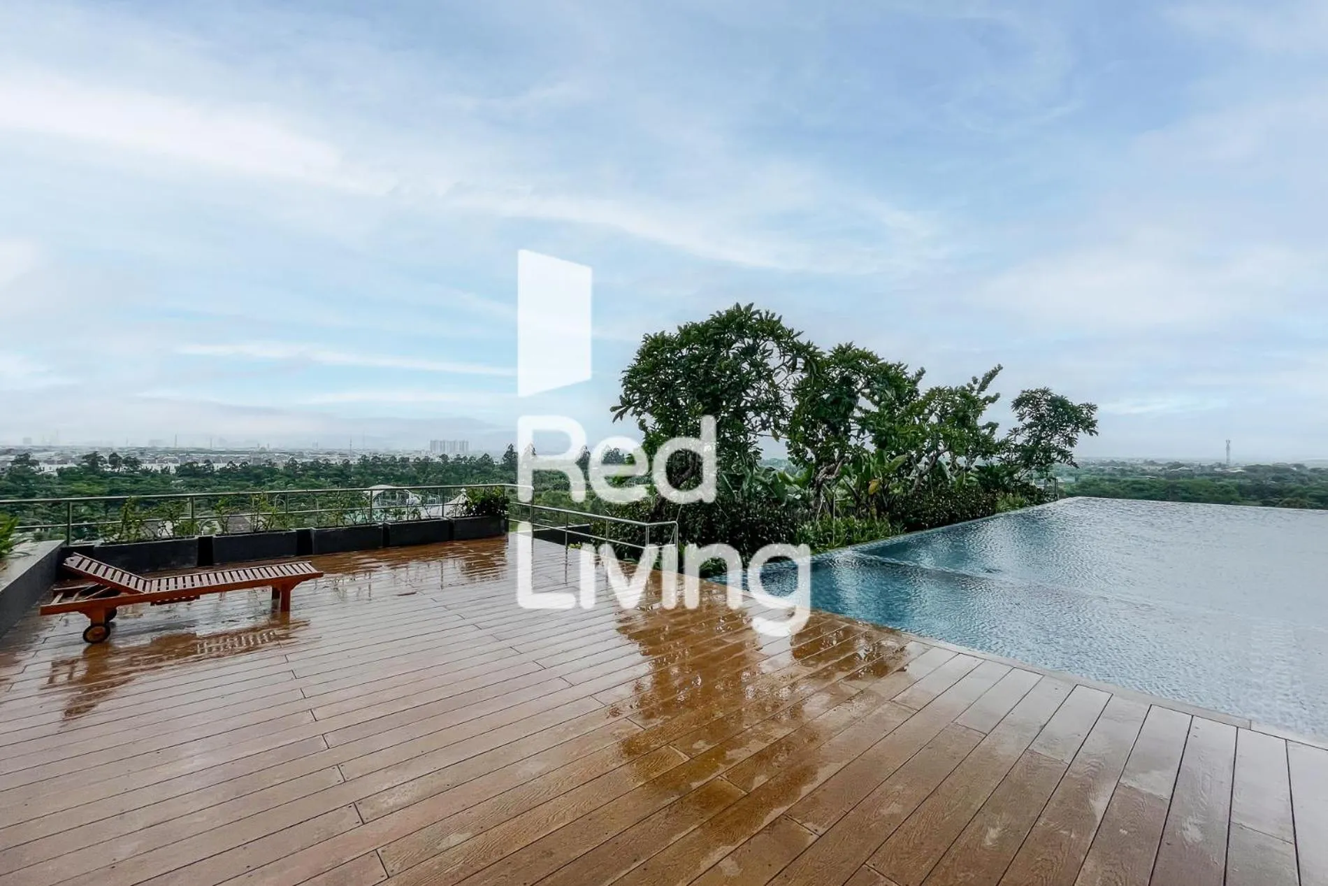 Swimming pool in RedLiving Apartemen Sayana - Sentra Jaya