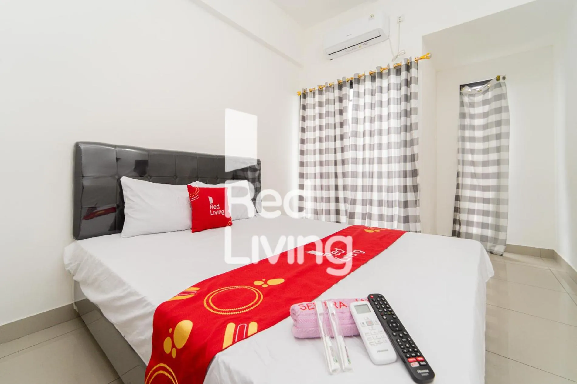 Bedroom, Bed in RedLiving Apartemen Sayana - Sentra Jaya