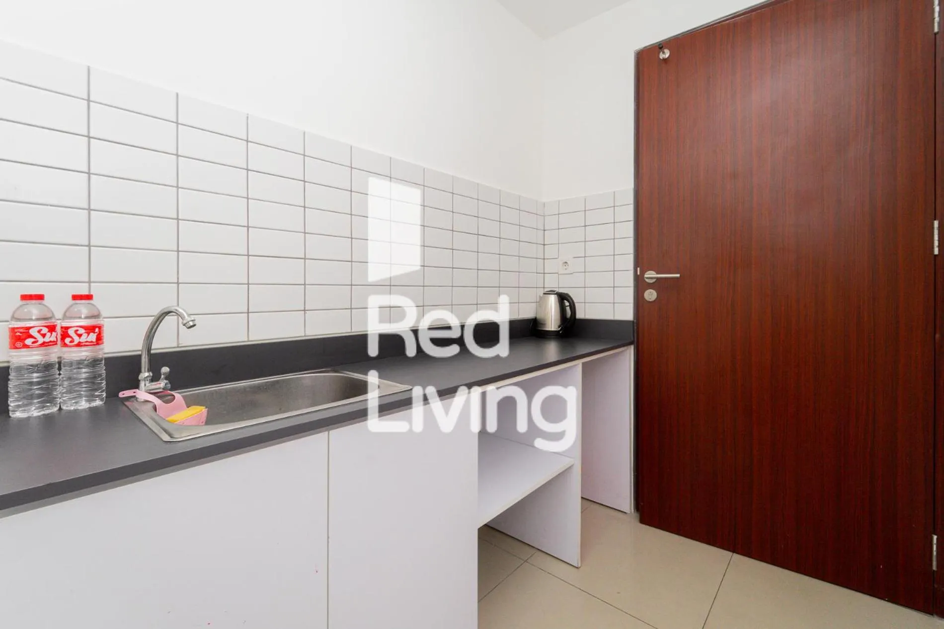 Kitchen or kitchenette in RedLiving Apartemen Sayana - Sentra Jaya