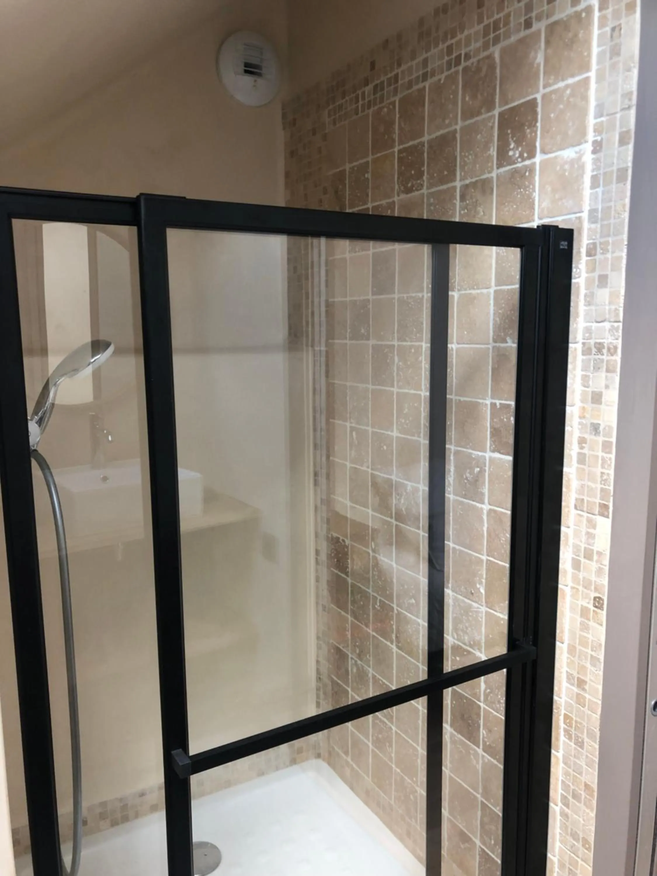 Shower in Fleurs de lin