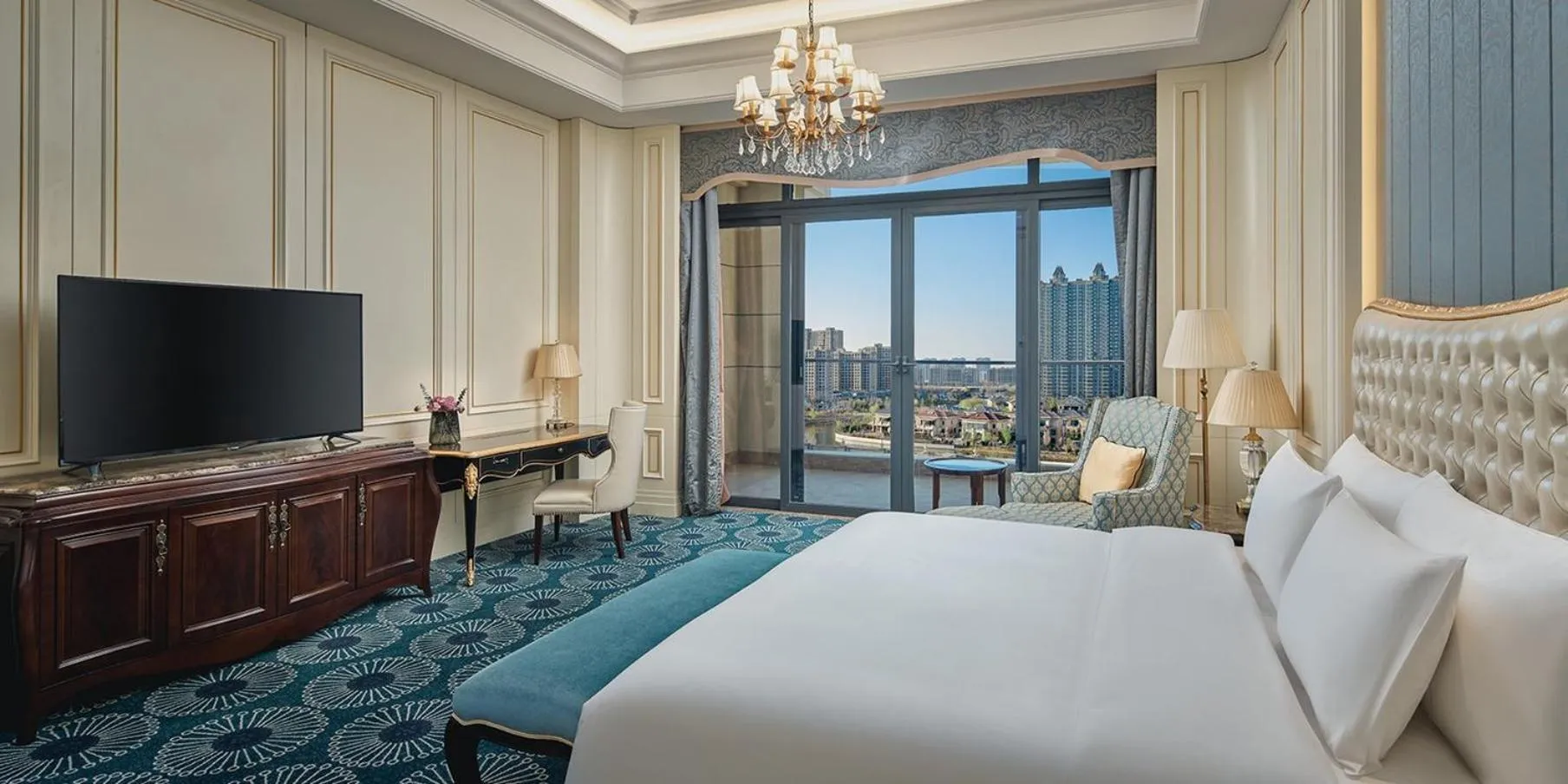 Photo of the whole room, Bed in Crowne Plaza Dongying by IHG