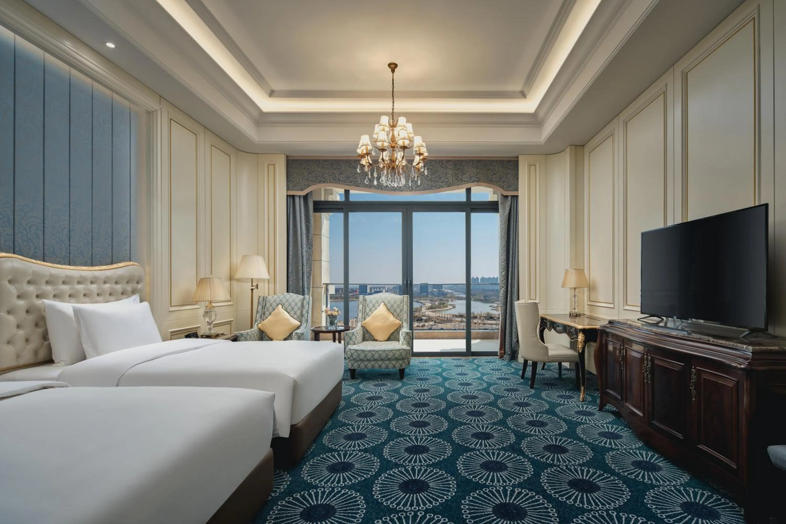 Photo of the whole room, Bed in Crowne Plaza Dongying by IHG