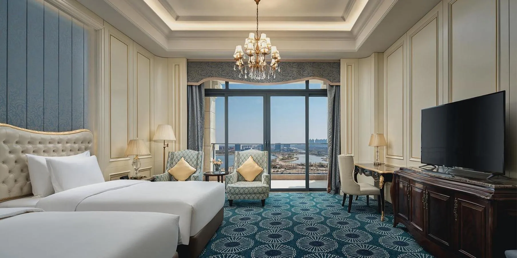 Photo of the whole room, Bed in Crowne Plaza Dongying by IHG