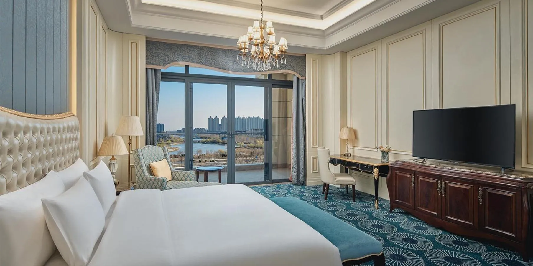 Photo of the whole room, Bed in Crowne Plaza Dongying by IHG