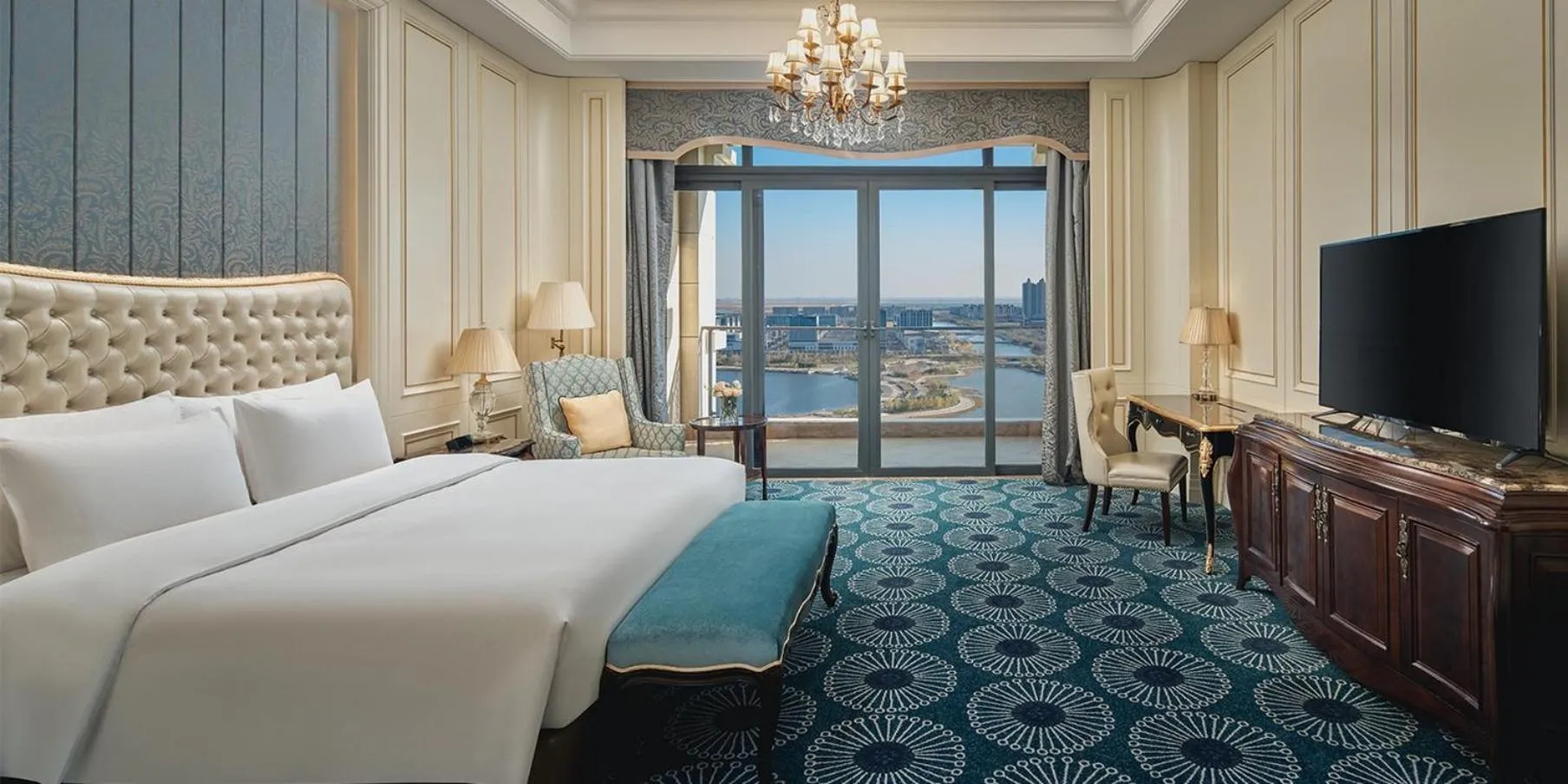 Photo of the whole room, Bed in Crowne Plaza Dongying by IHG