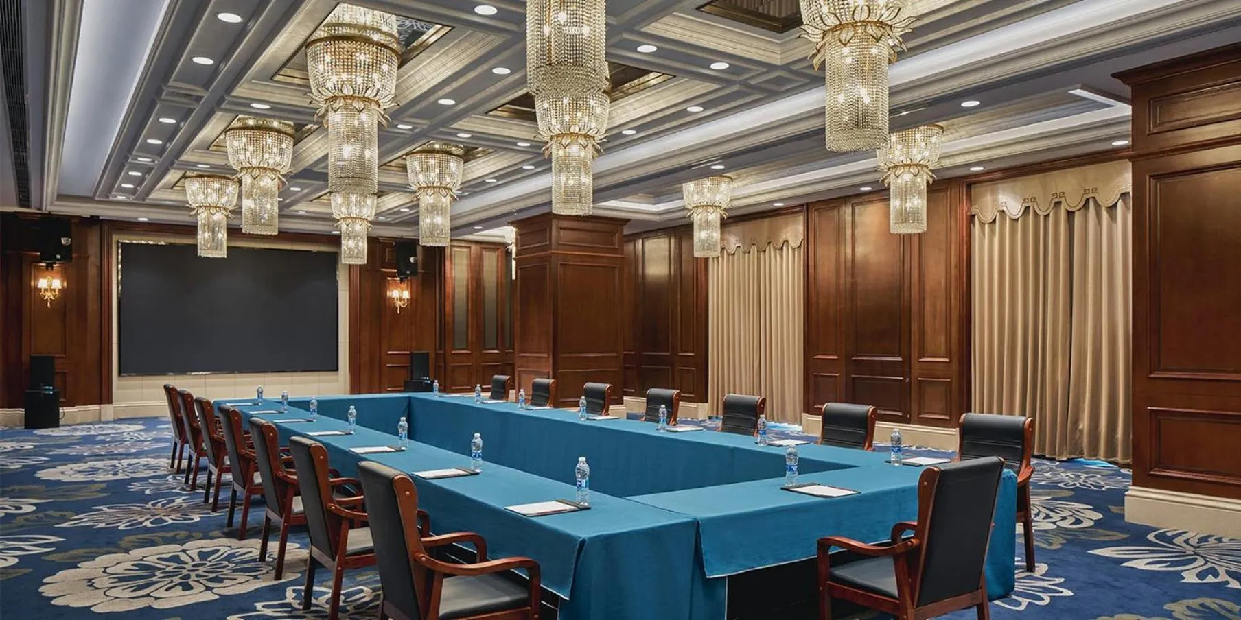 Meeting/conference room in Crowne Plaza Dongying by IHG