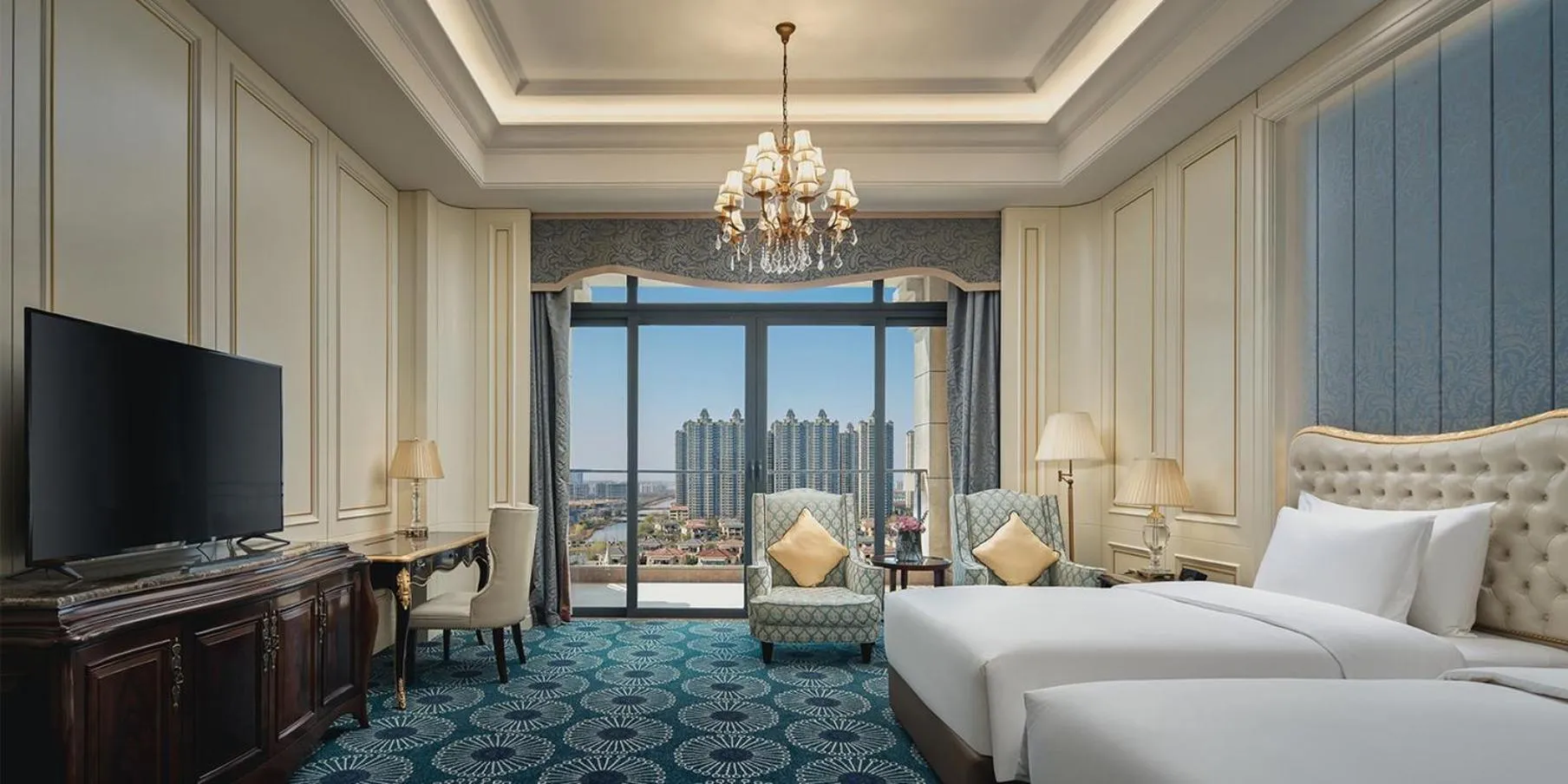 Photo of the whole room, Bed in Crowne Plaza Dongying by IHG