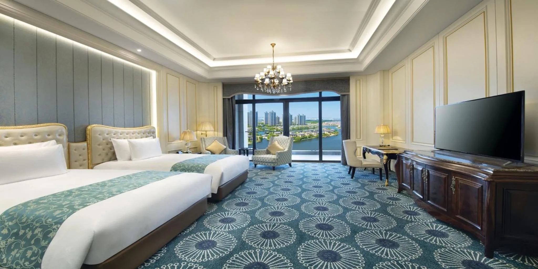 Photo of the whole room, Bed in Crowne Plaza Dongying by IHG