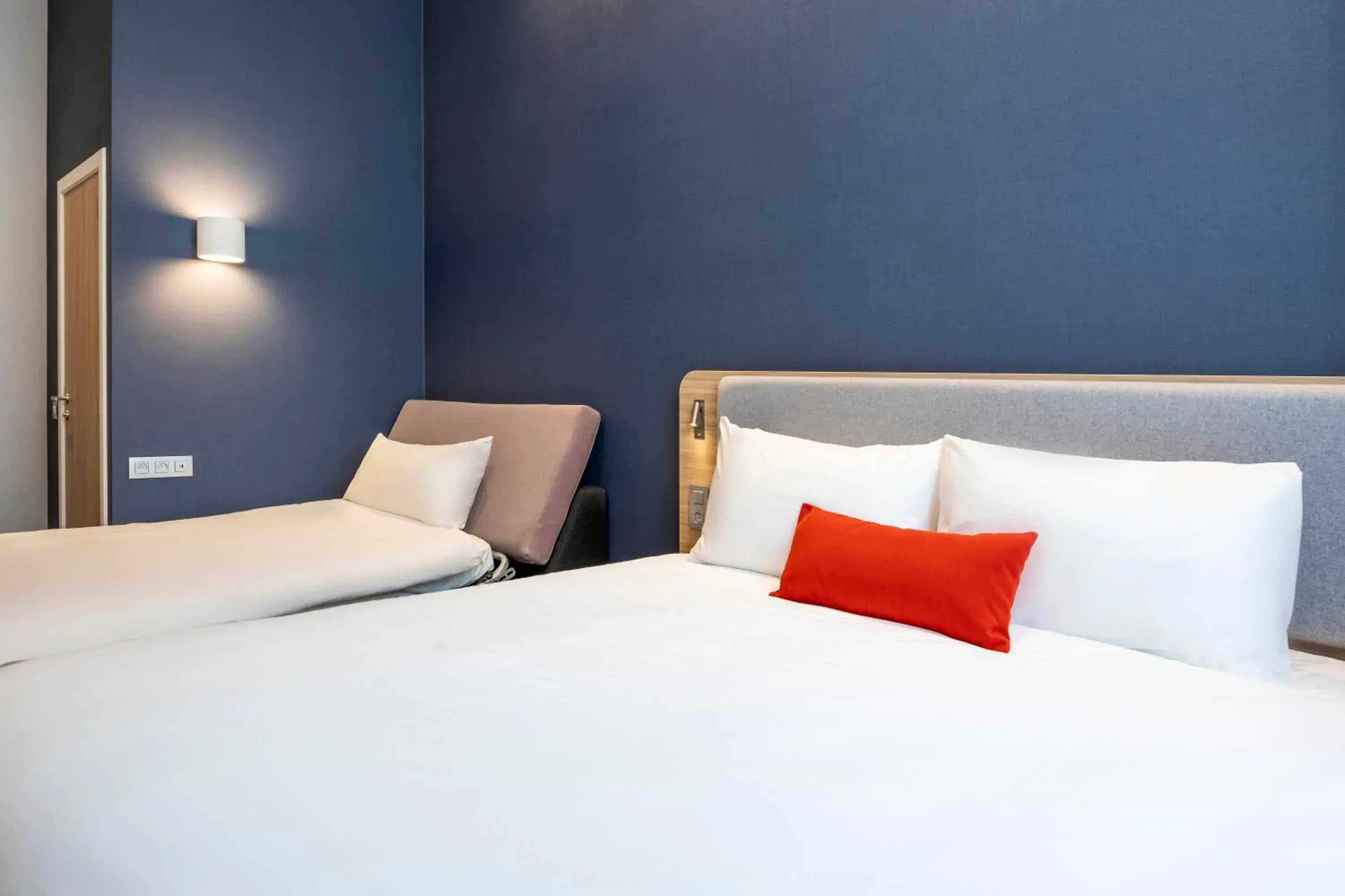Standard Queen Room with Single Sofa Bed - Free Breakfast in Holiday Inn Express Antwerp - City Centre by IHG Standard Queen Room with Single Sofa Bed - Free Breakfast in Holiday Inn Express Antwerp - City Centre by IHG