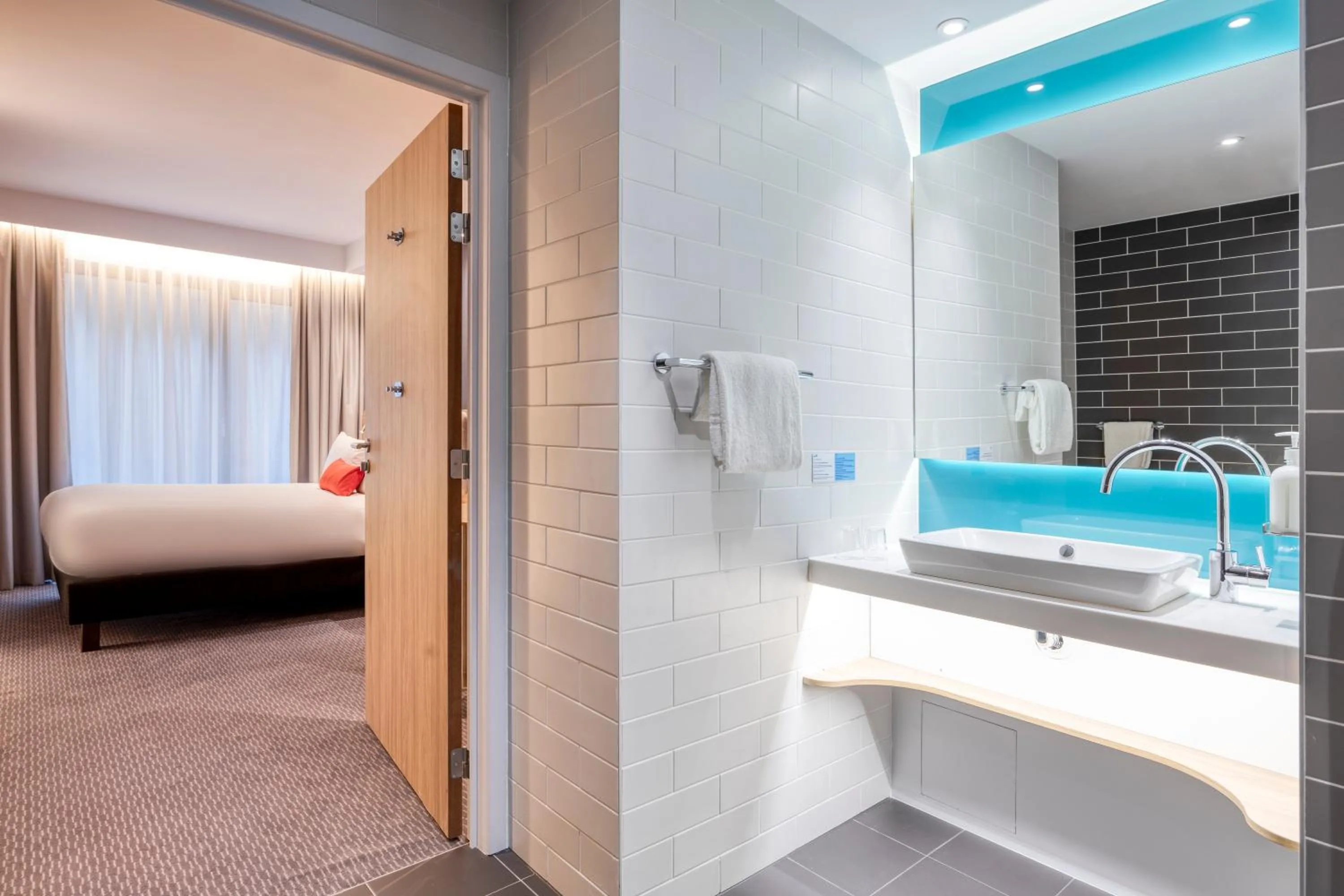 Bathroom, Bed in Holiday Inn Express Antwerp - City Centre by IHG