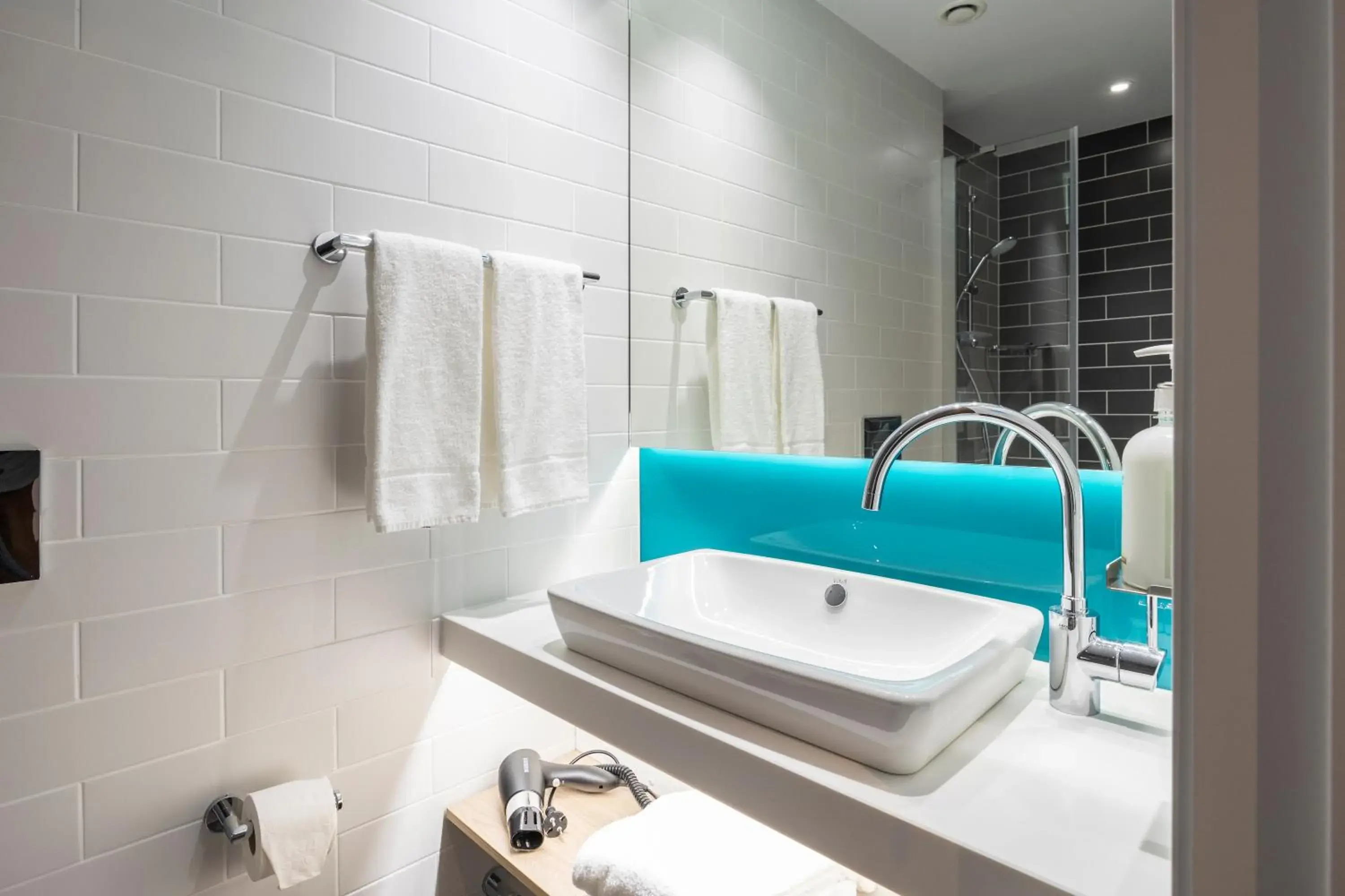 Standard Queen Room - Free Breakfast in Holiday Inn Express Antwerp - City Centre by IHG Standard Queen Room - Free Breakfast in Holiday Inn Express Antwerp - City Centre by IHG