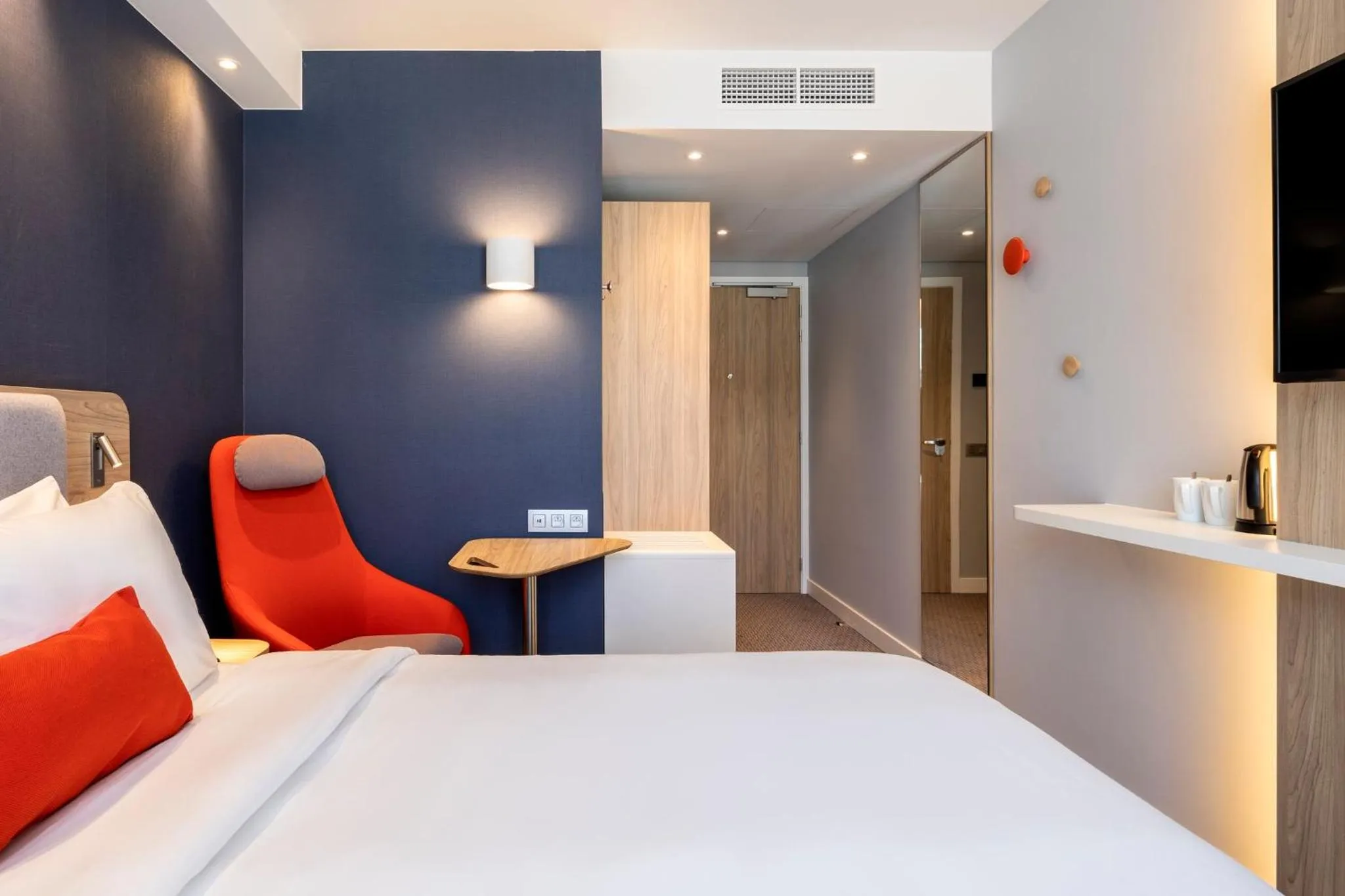Photo of the whole room, Bed in Holiday Inn Express Antwerp - City Centre by IHG