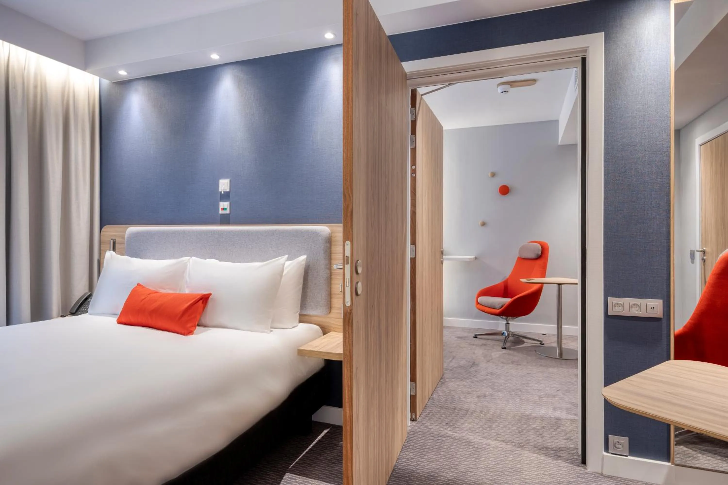 Bedroom, Bed in Holiday Inn Express Antwerp - City Centre by IHG