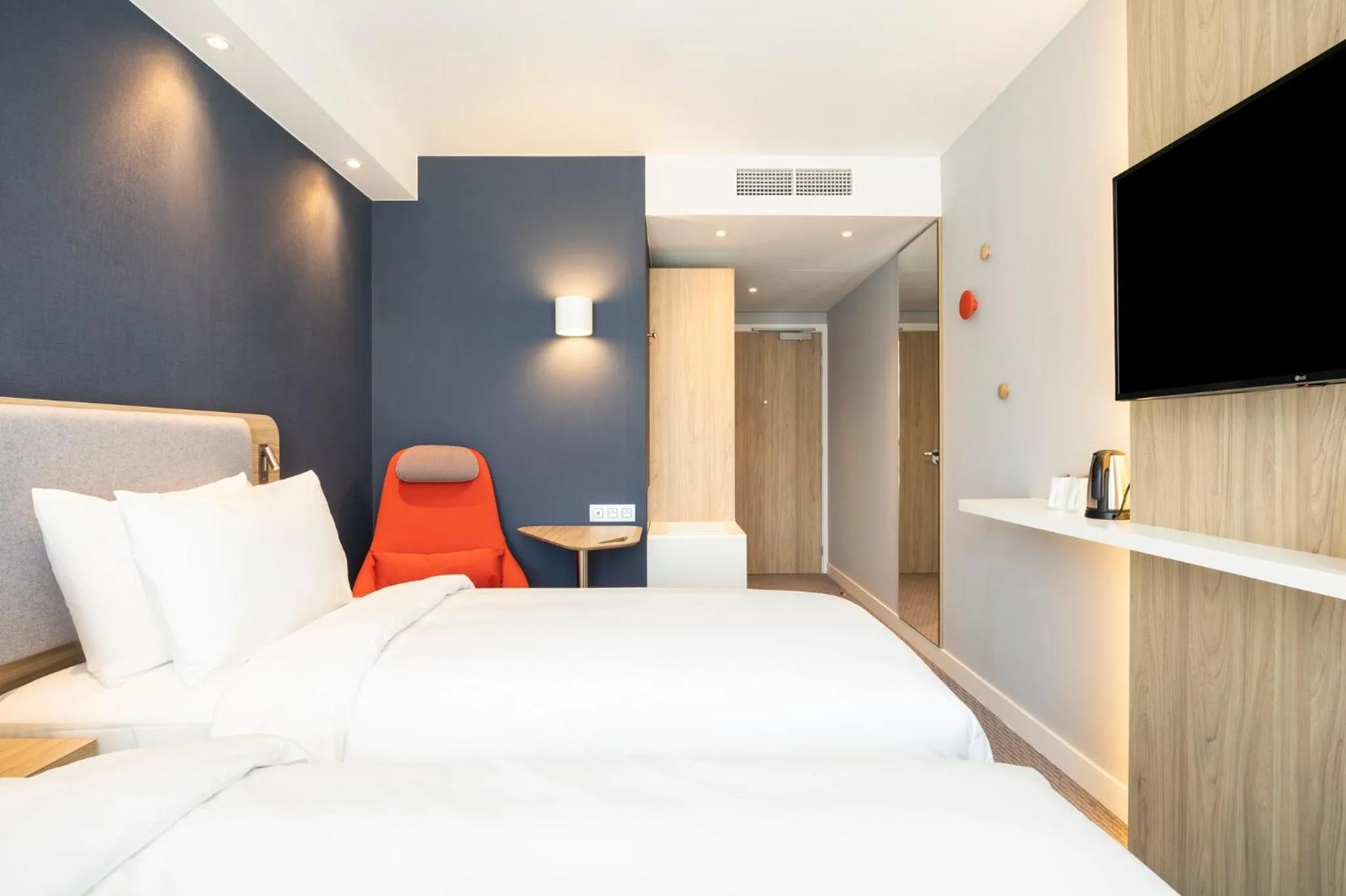 Photo of the whole room, Bed in Holiday Inn Express Antwerp - City Centre by IHG