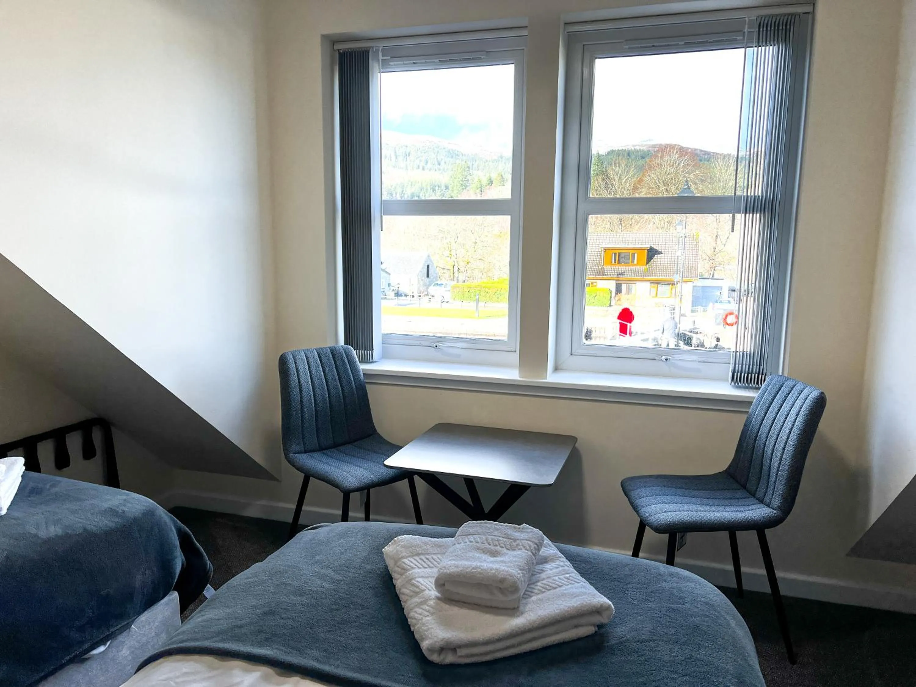 Seating area, Bed in Loch Ness Gate House