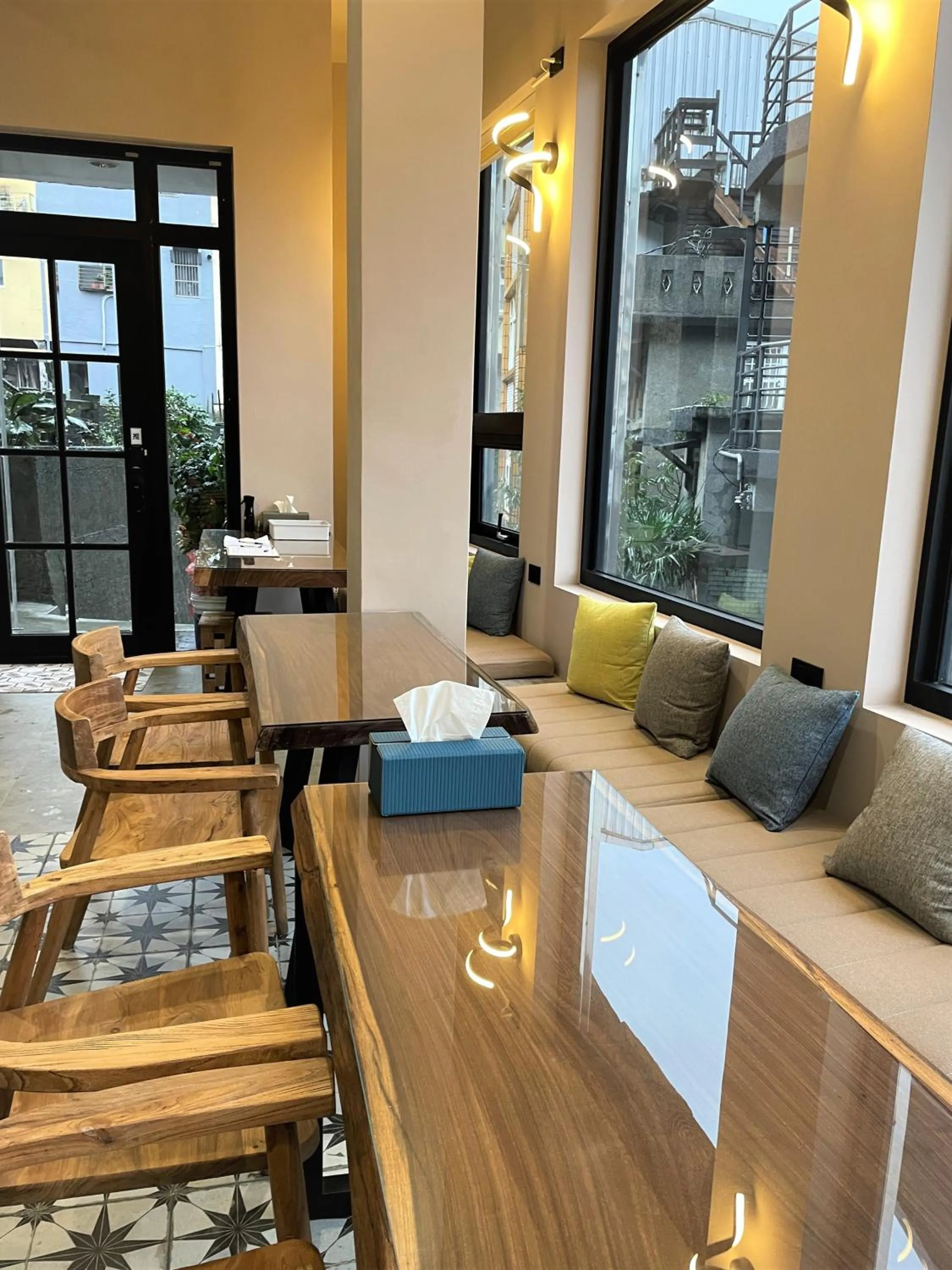 Seating area in 95 Pavilion