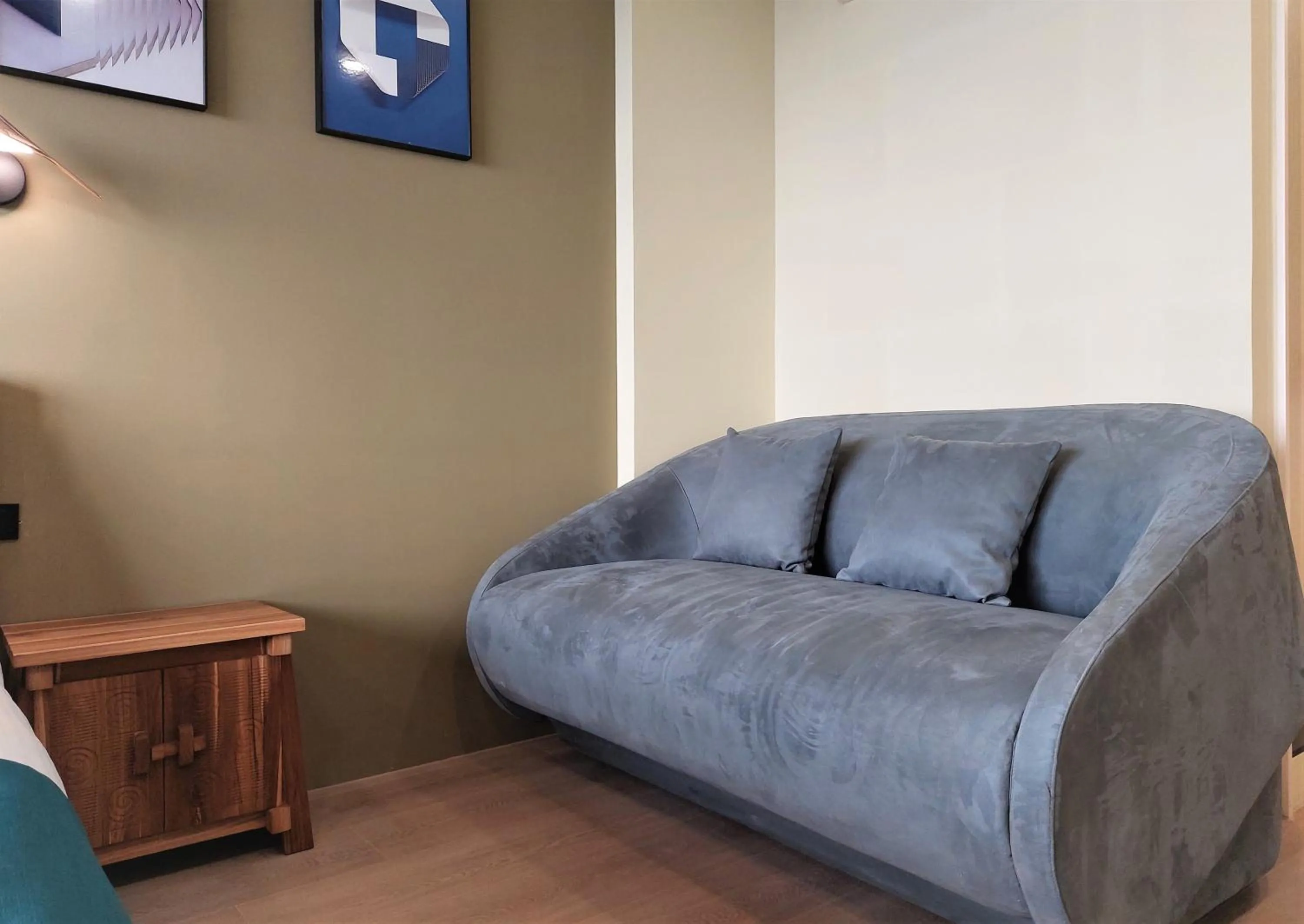 Seating area in 95 Pavilion