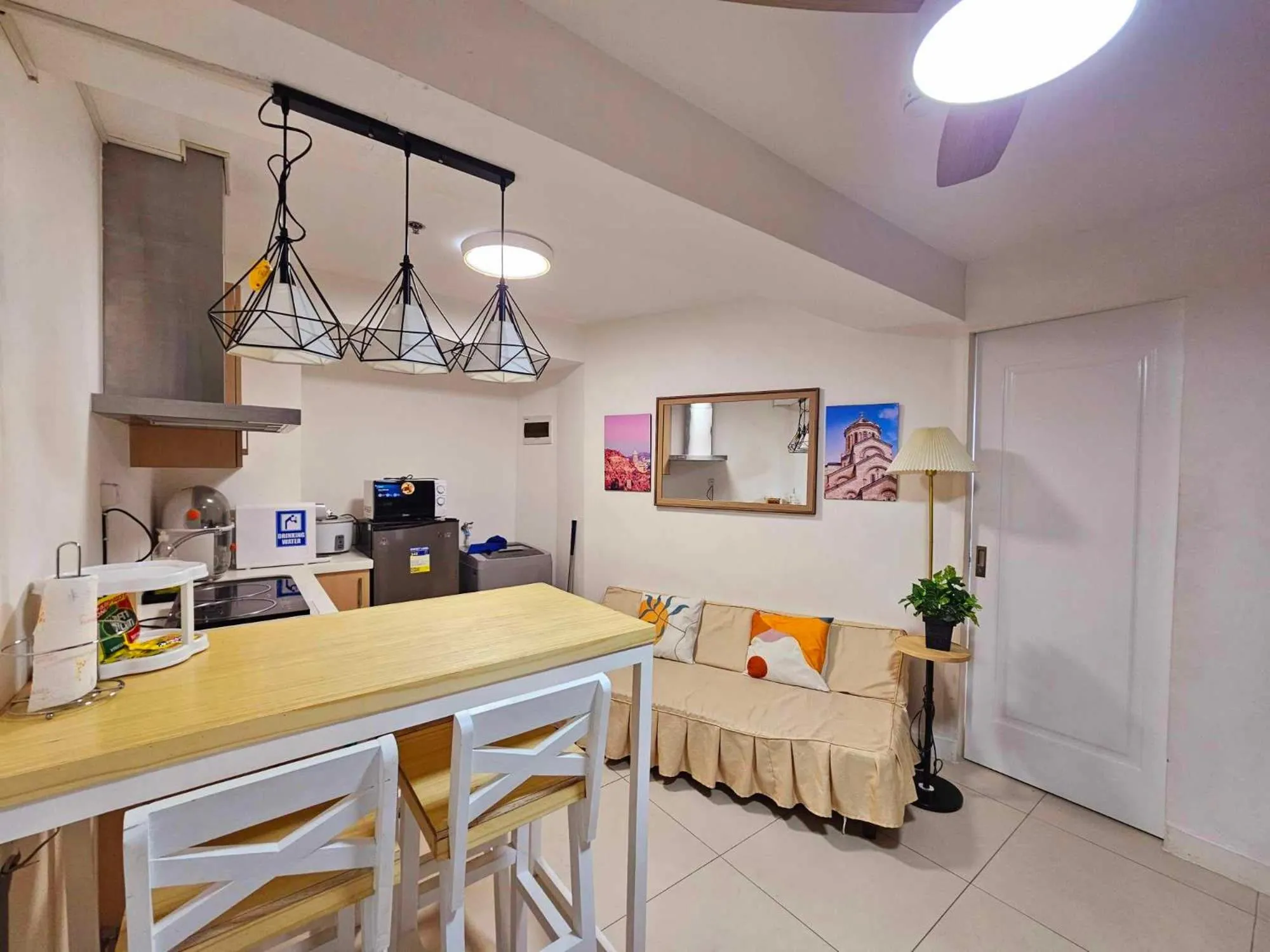 Kitchen or kitchenette in Acellyne's Suites at The Residences at Commonwealth by Century