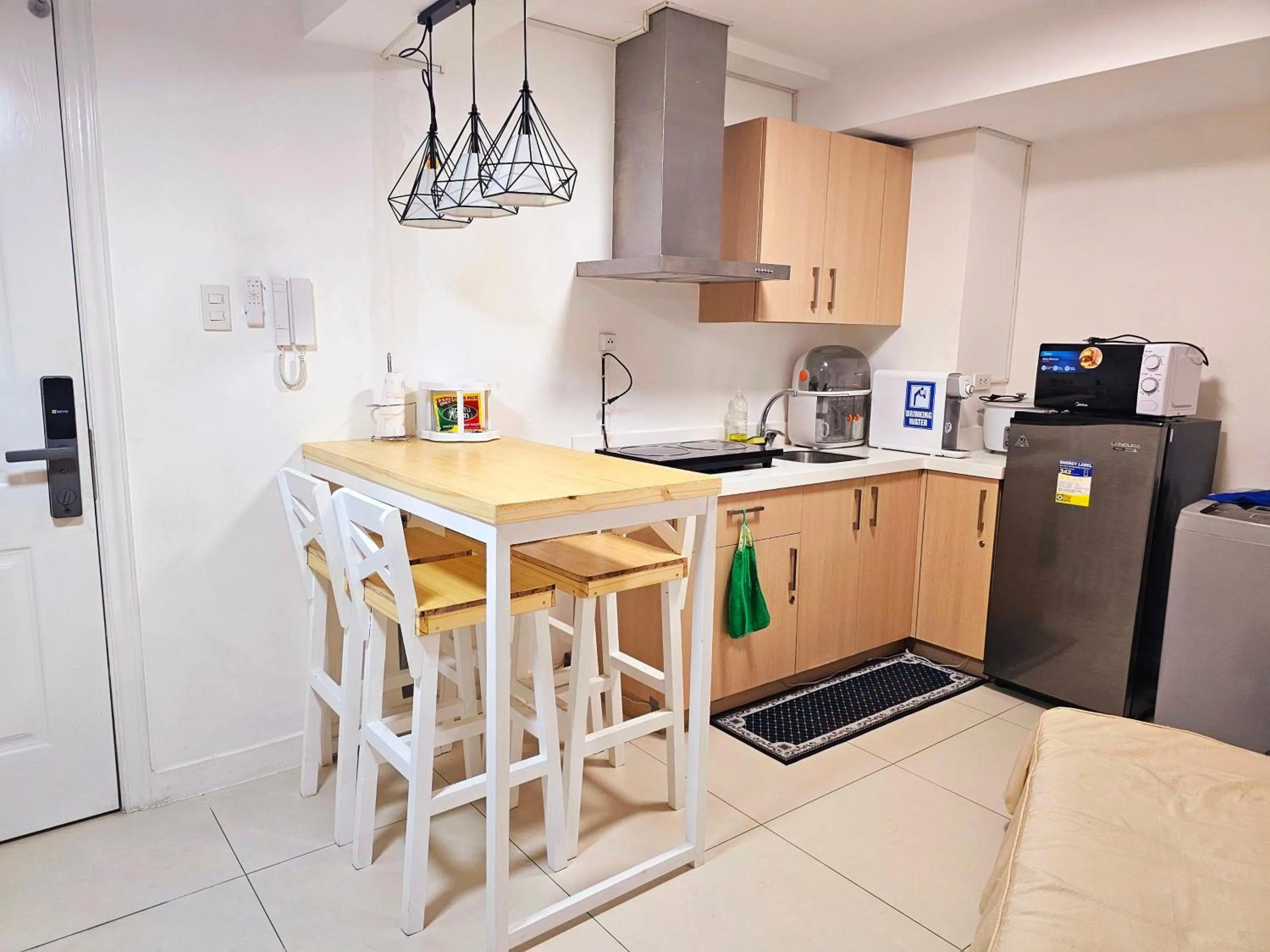 Dining area in Acellyne's Suites at The Residences at Commonwealth by Century