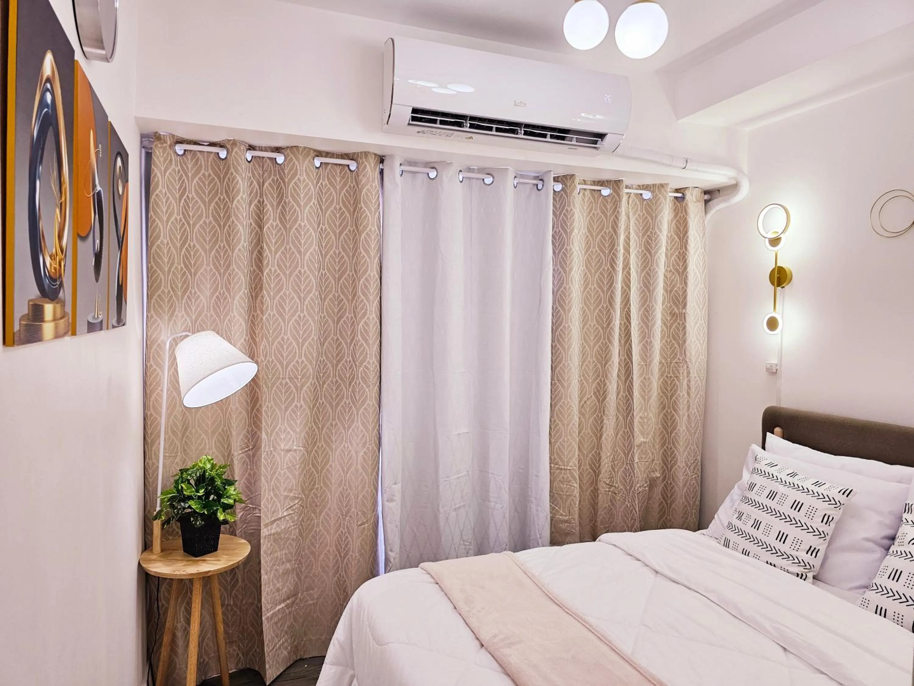 Bed in Acellyne's Suites at The Residences at Commonwealth by Century