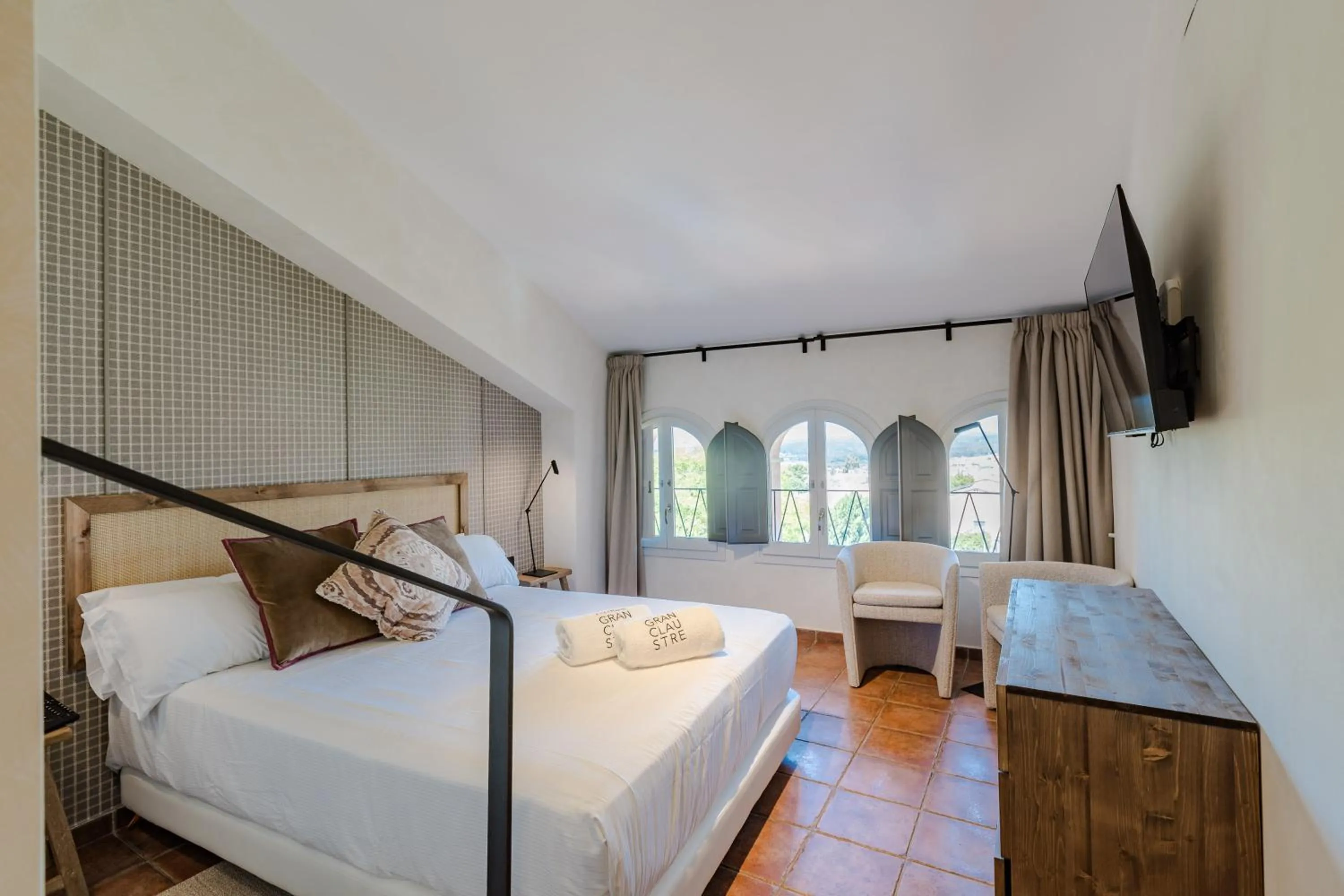 Photo of the whole room, Bed in Gran Claustre Boutique Hotel