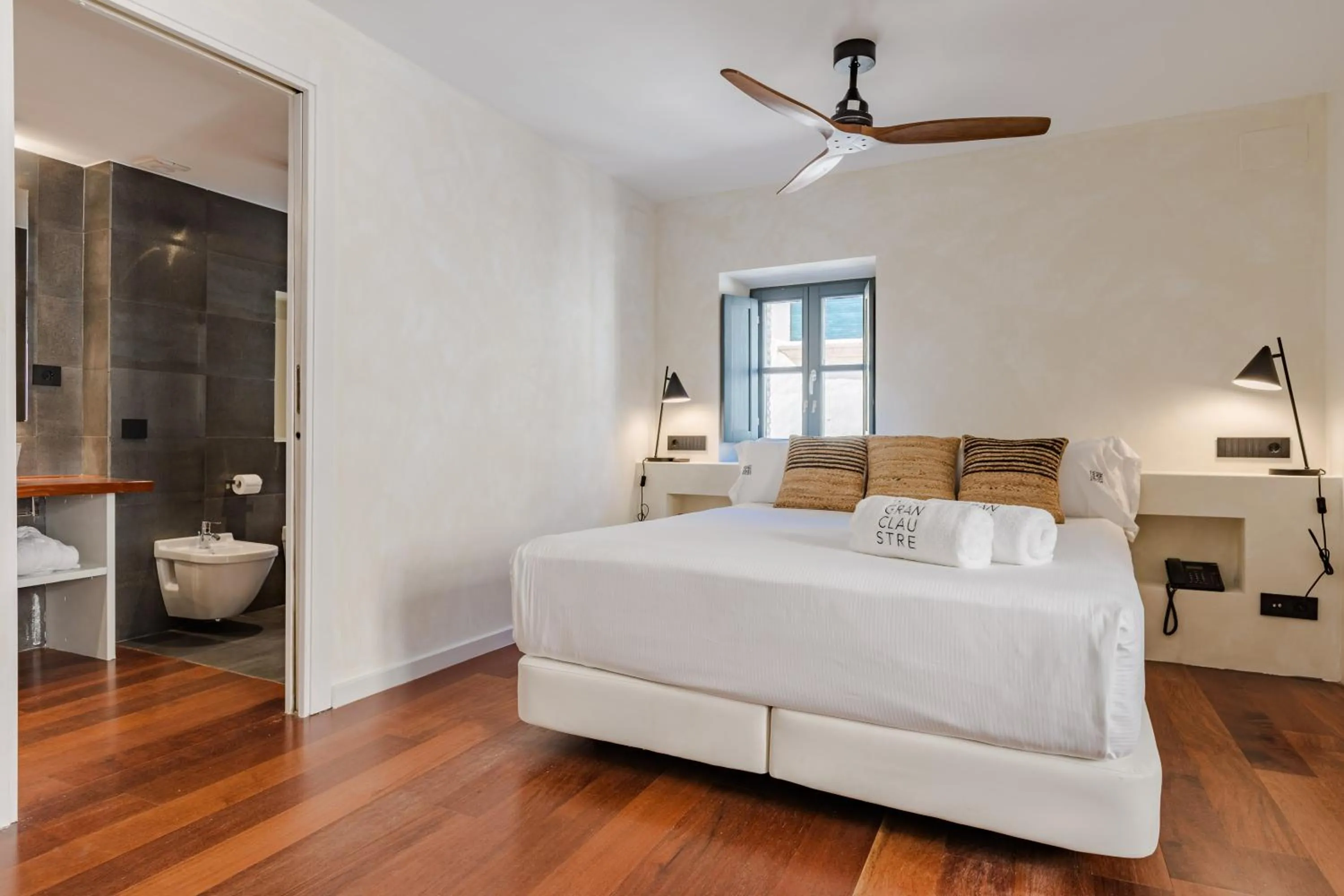 Photo of the whole room, Bed in Gran Claustre Boutique Hotel