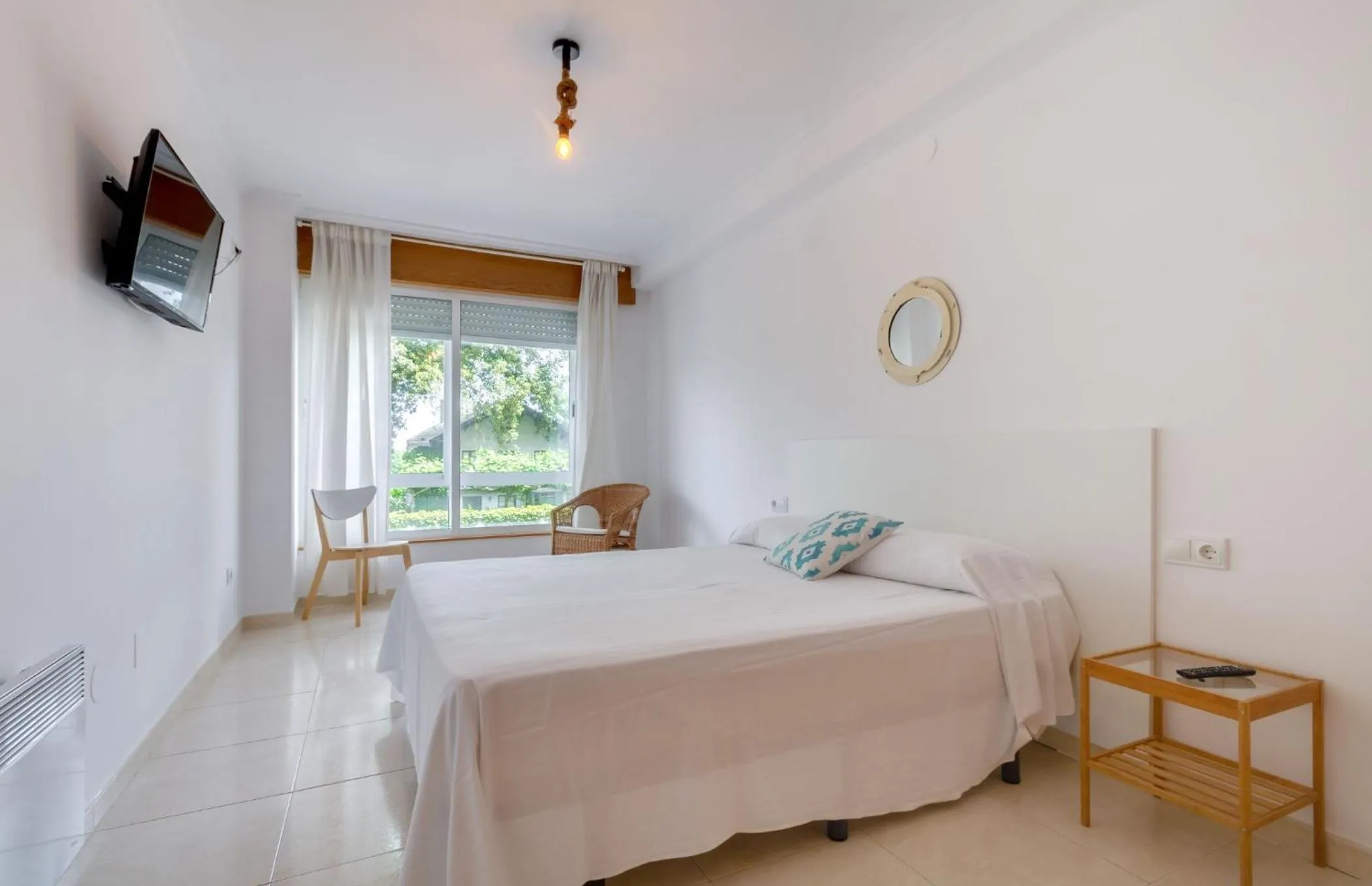 Photo of the whole room, Bed in Duerming Park Viveiro