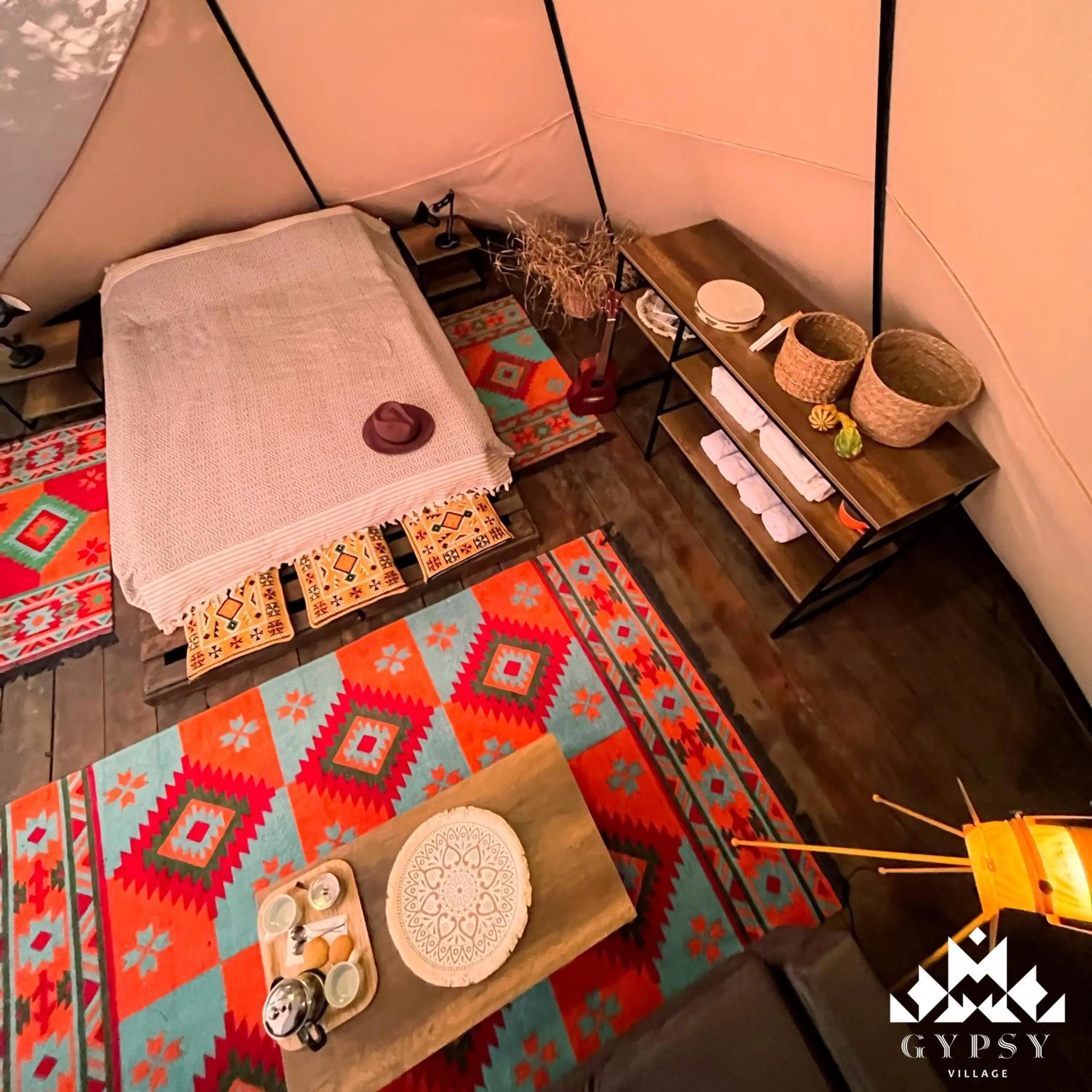 Bed in Gipsy Village Park Hotel