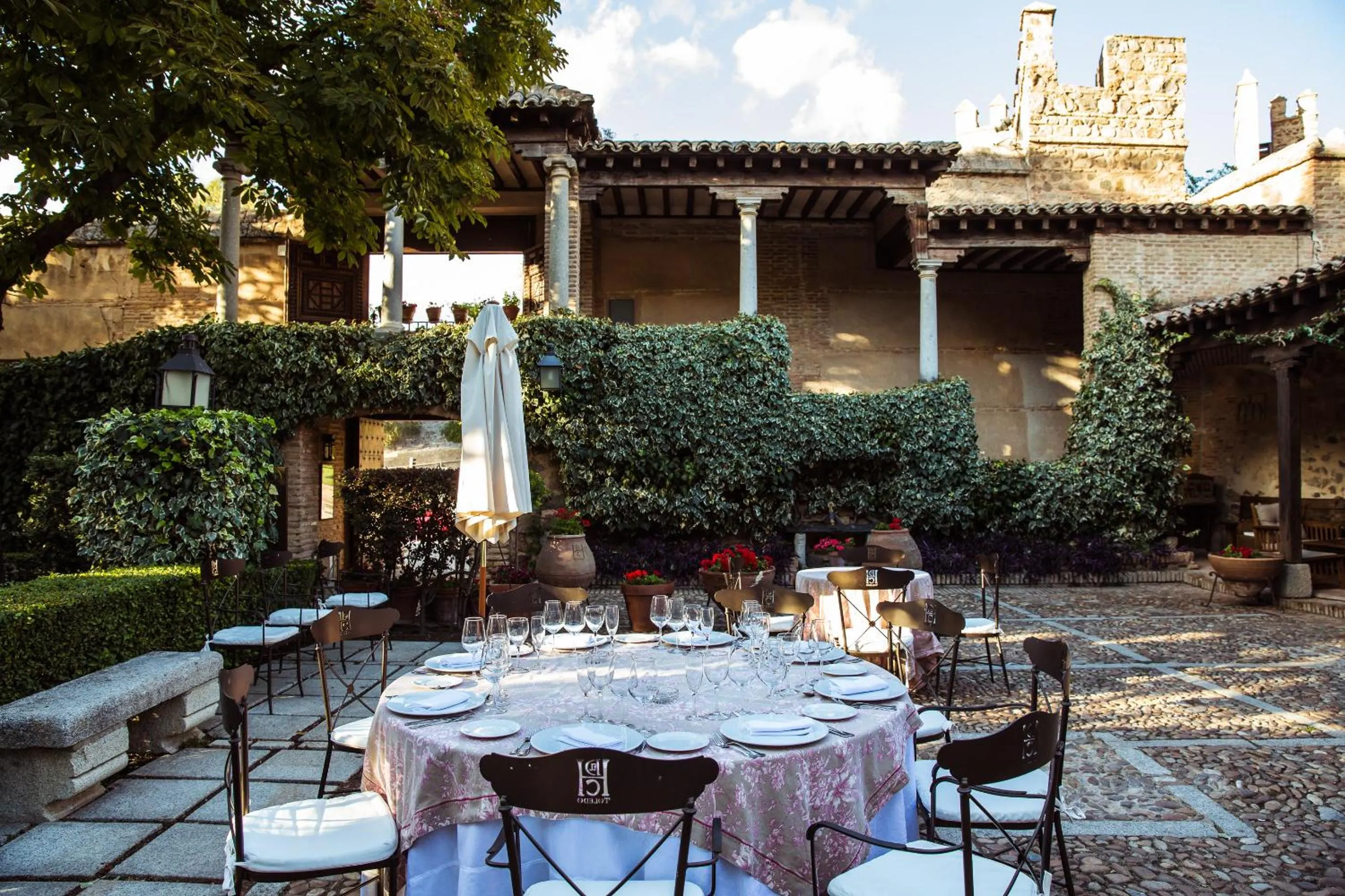 Restaurant/places to eat in Hotel Hacienda del Cardenal