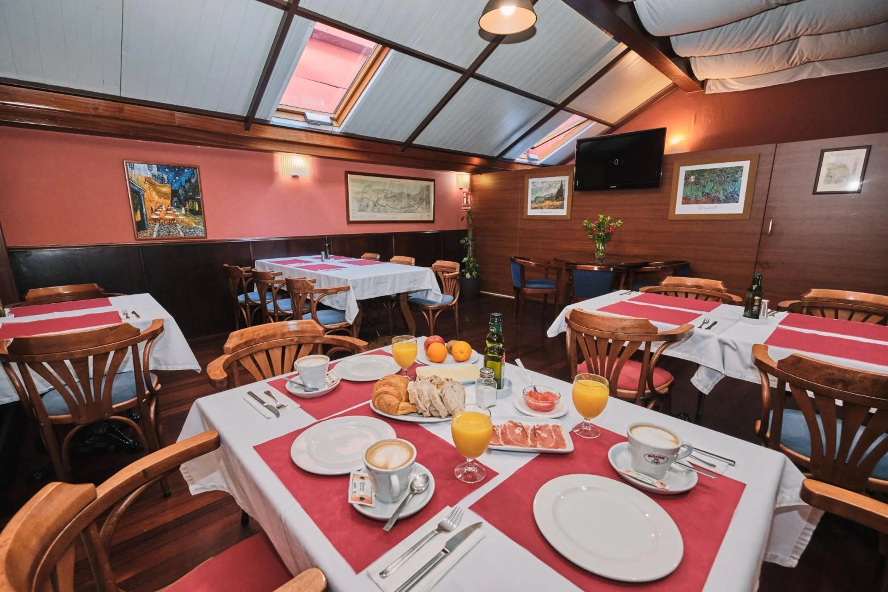 Breakfast in Hotel Entrecercas