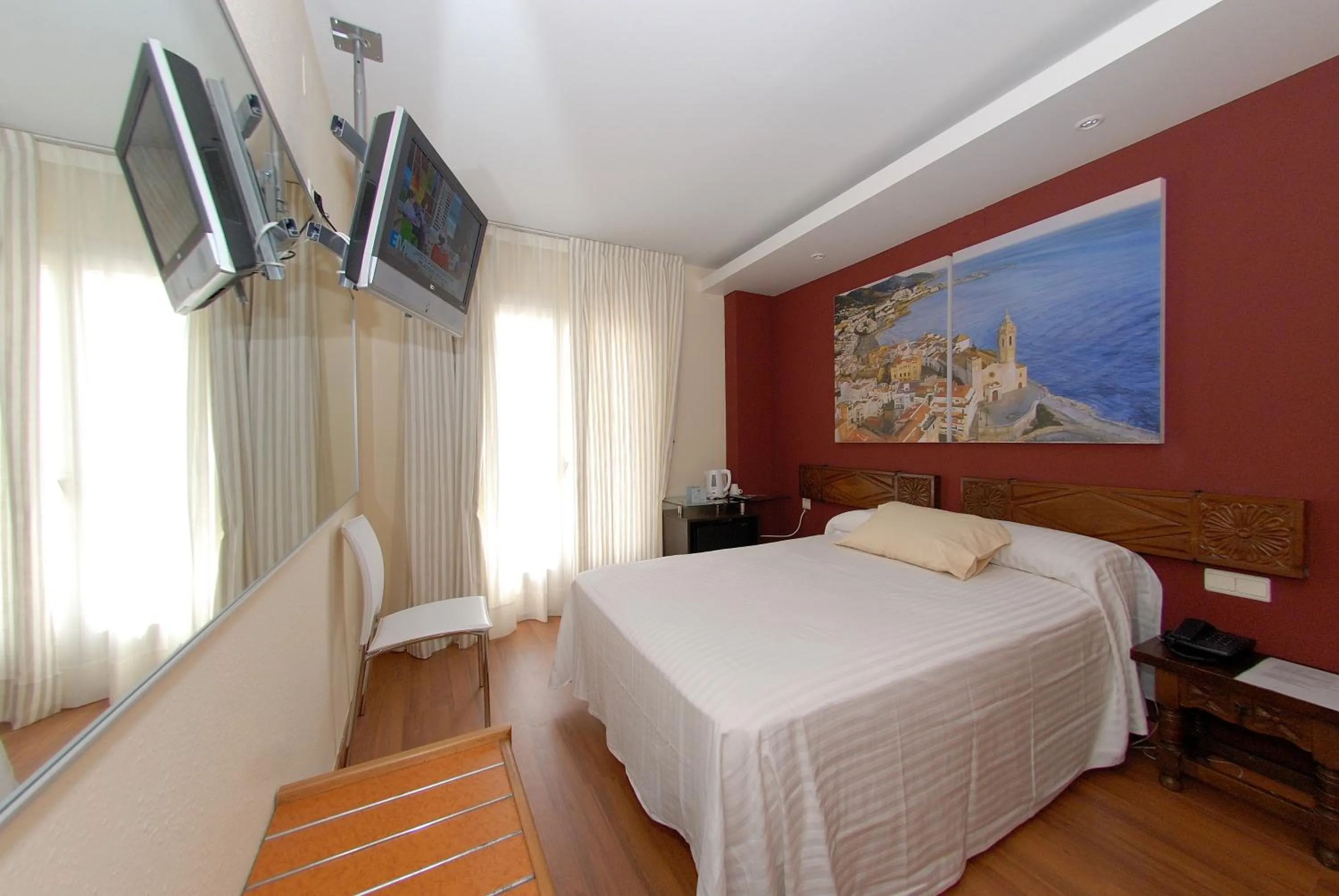 Photo of the whole room, Bed in Galeón