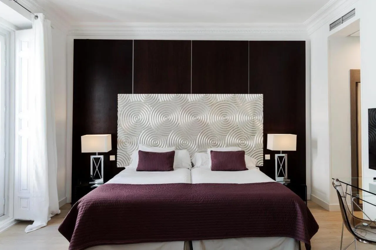 Photo of the whole room, Bed in Suite Prado