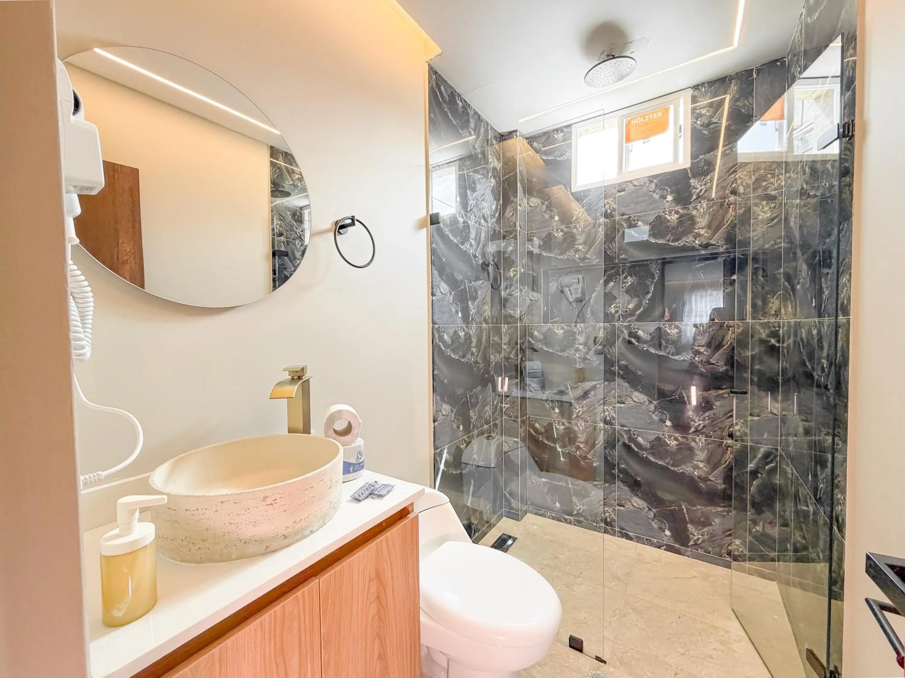 Toilet in Hotel Recuerdos de mi Tierra El Poblado Provenza