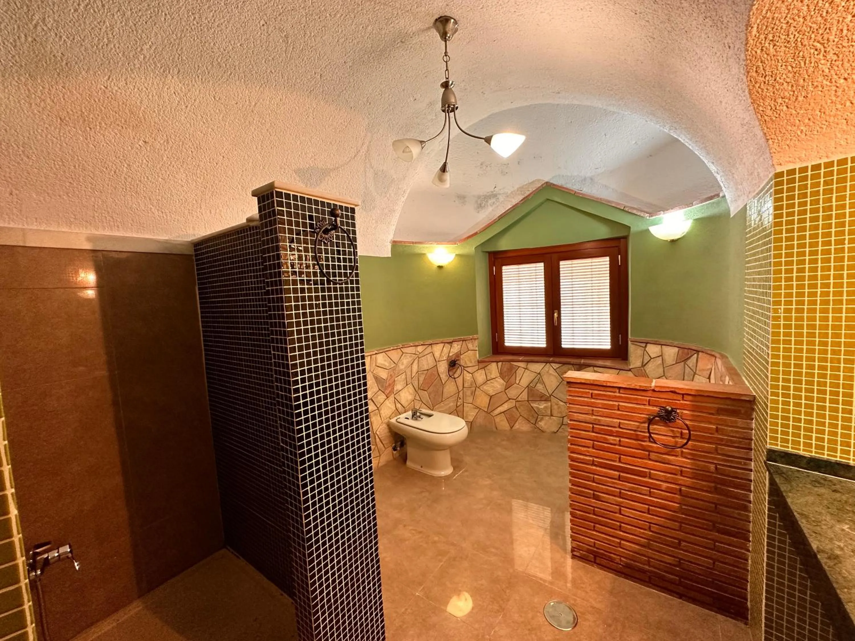 Shower in Cuevas La Granja