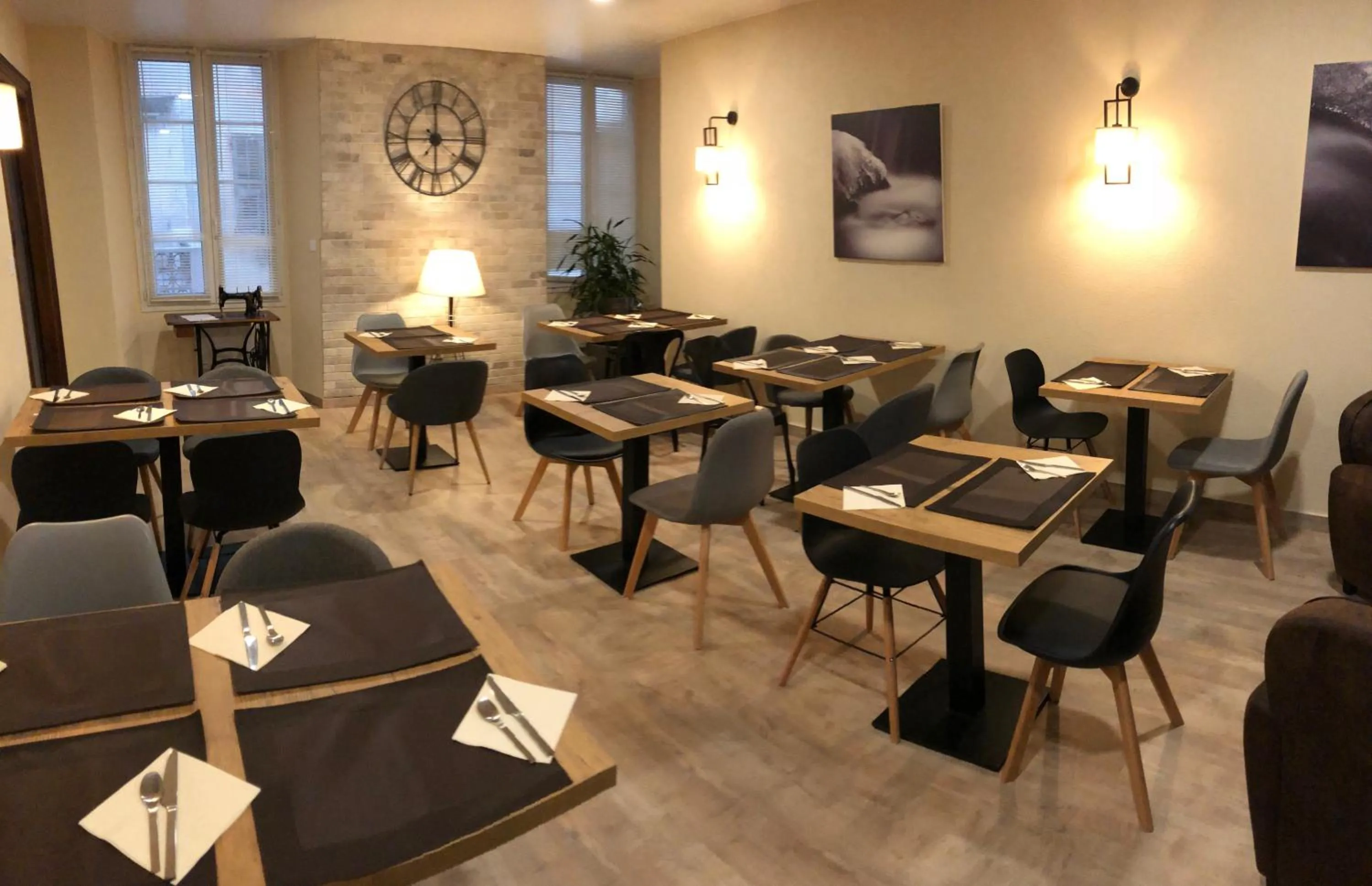 Communal lounge/ TV room in Hôtel du Nord