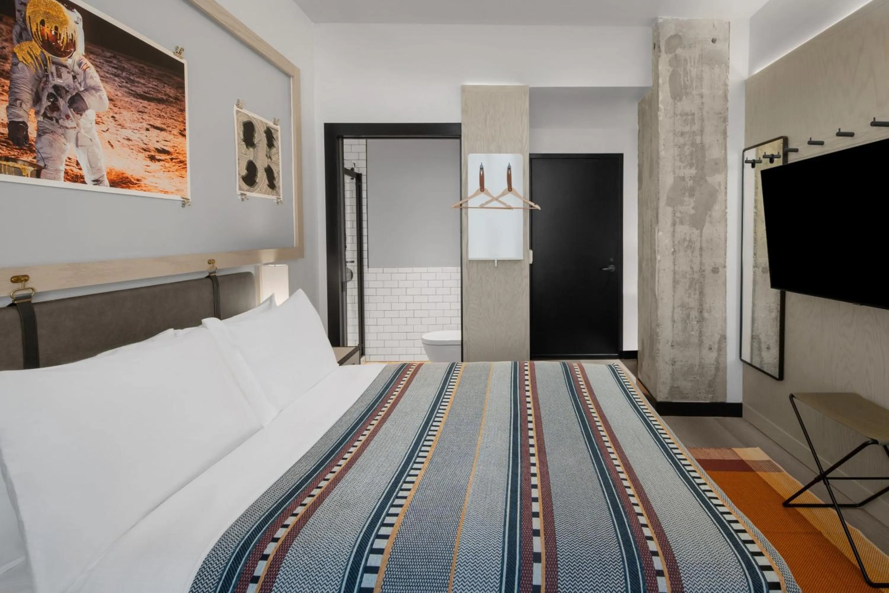 Bedroom, Bed in Moxy Houston Downtown