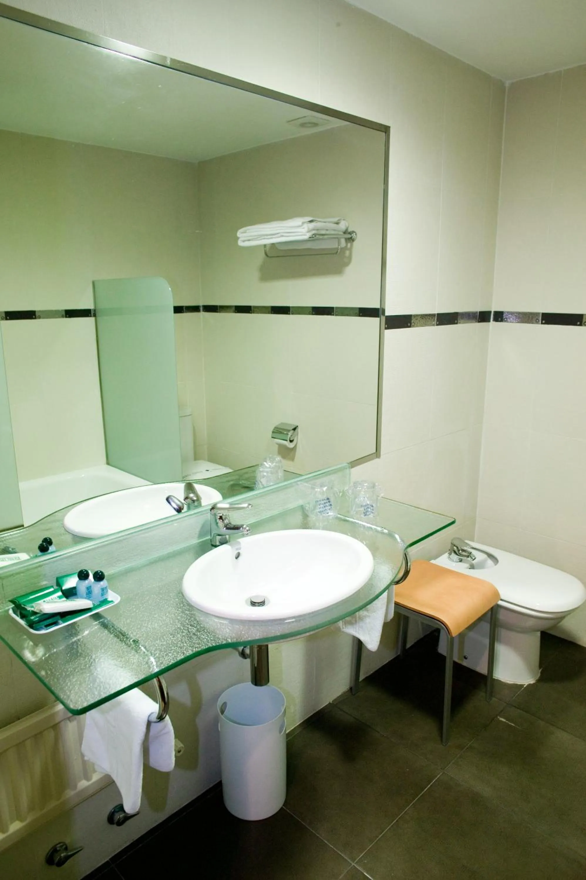 Bathroom in Hotel Unzaga Plaza