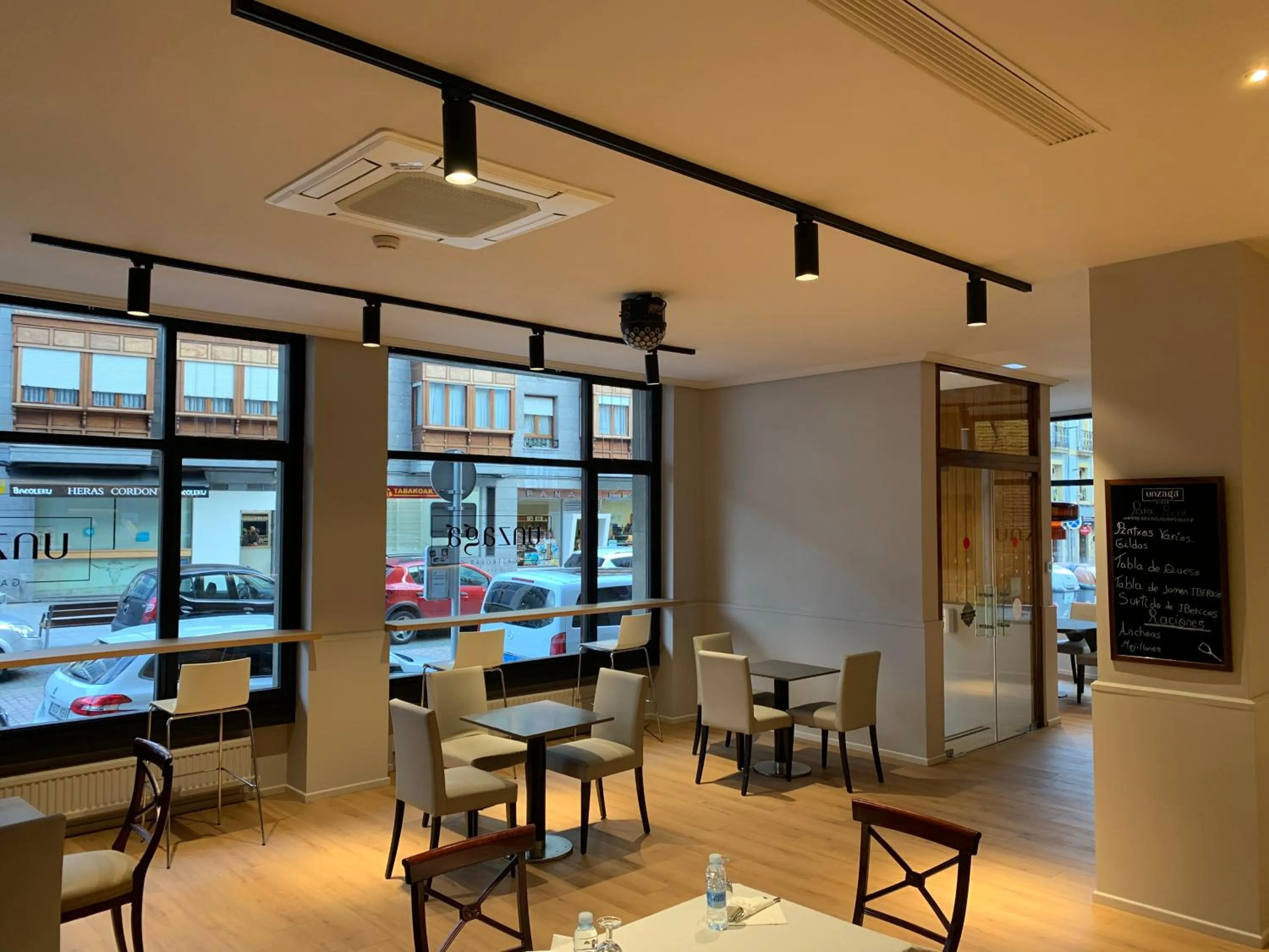 Lounge or bar in Hotel Unzaga Plaza