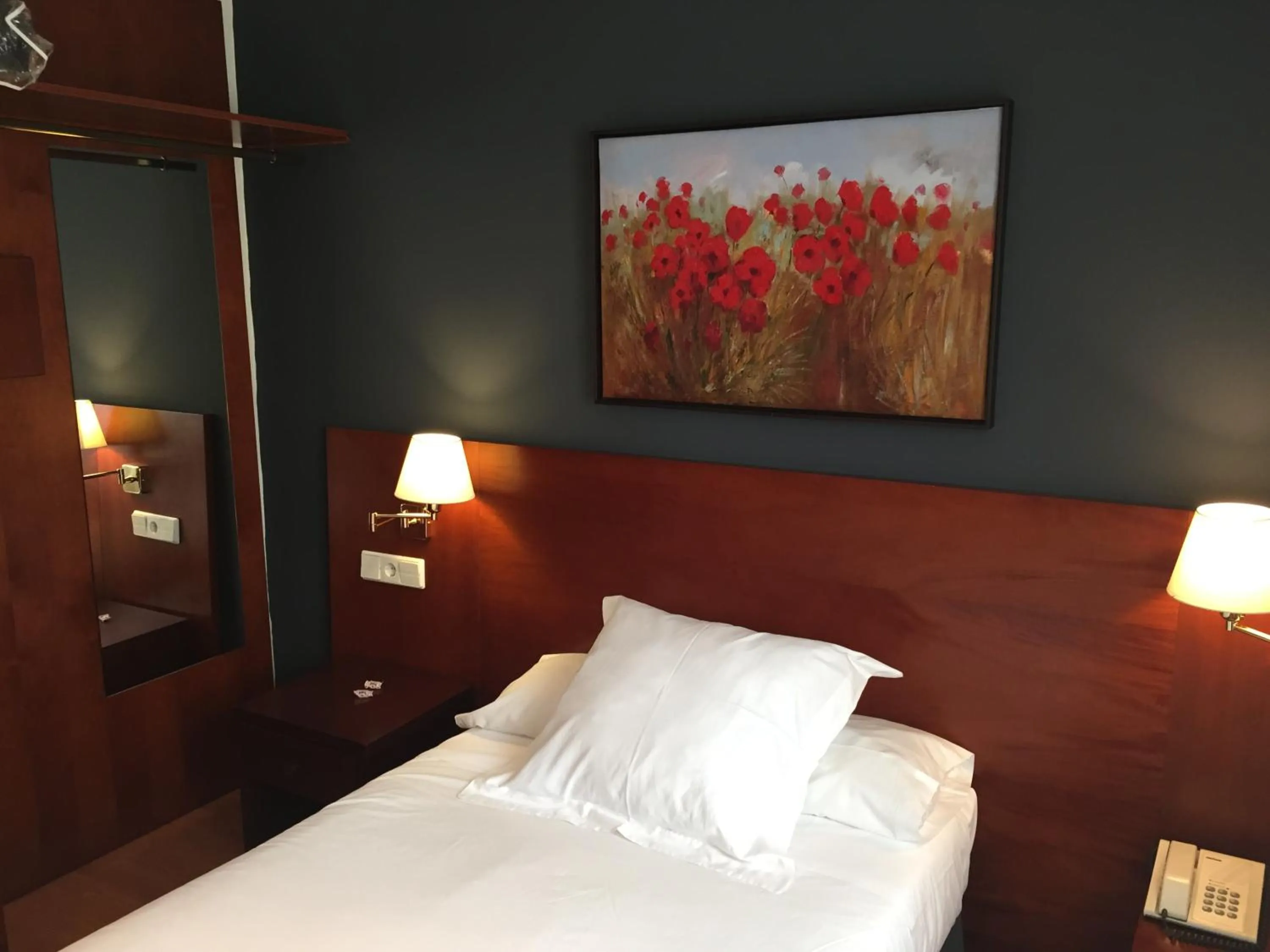 Photo of the whole room, Bed in TRH Ciudad de Baeza