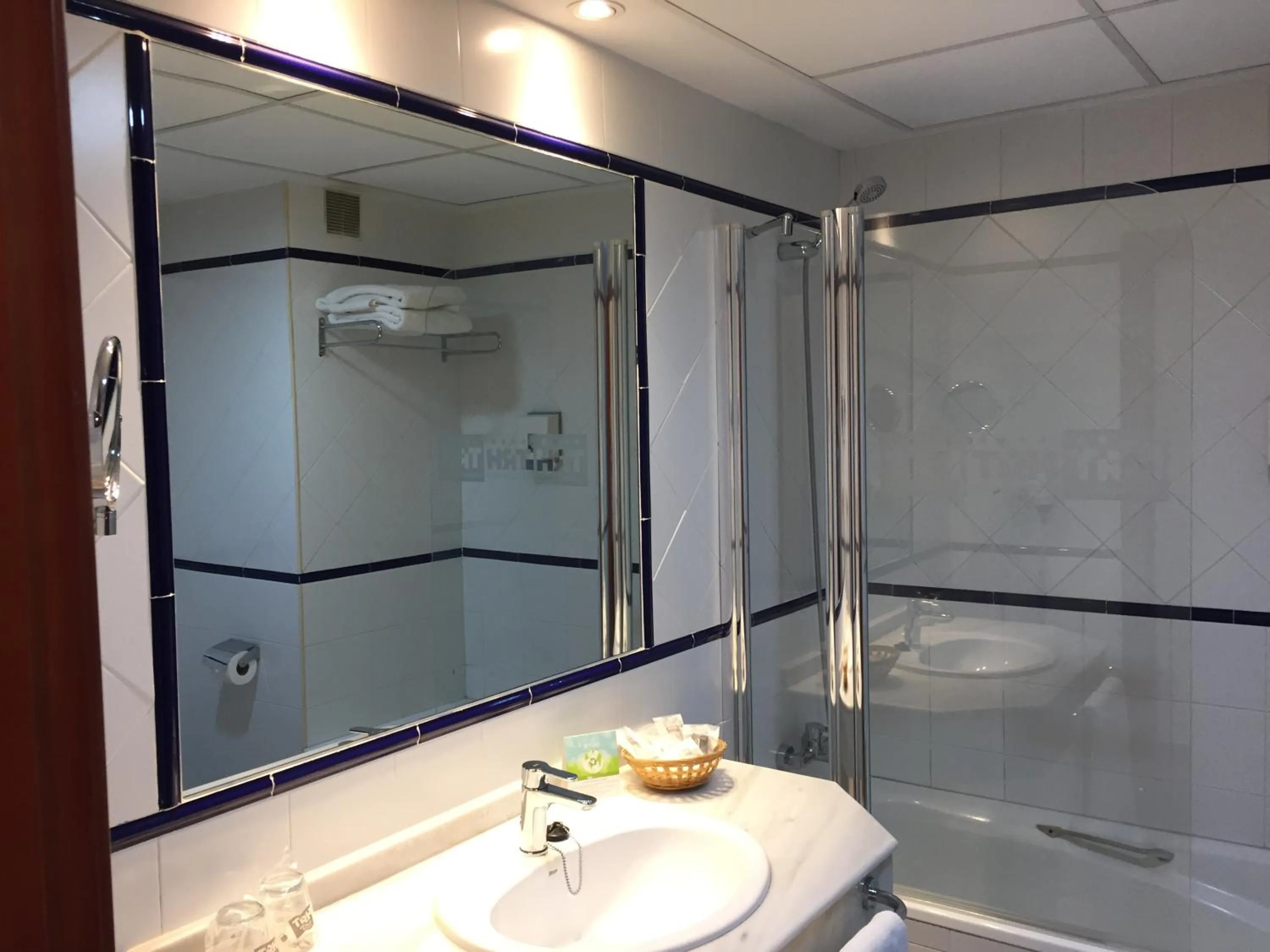 Bathroom in TRH Ciudad de Baeza