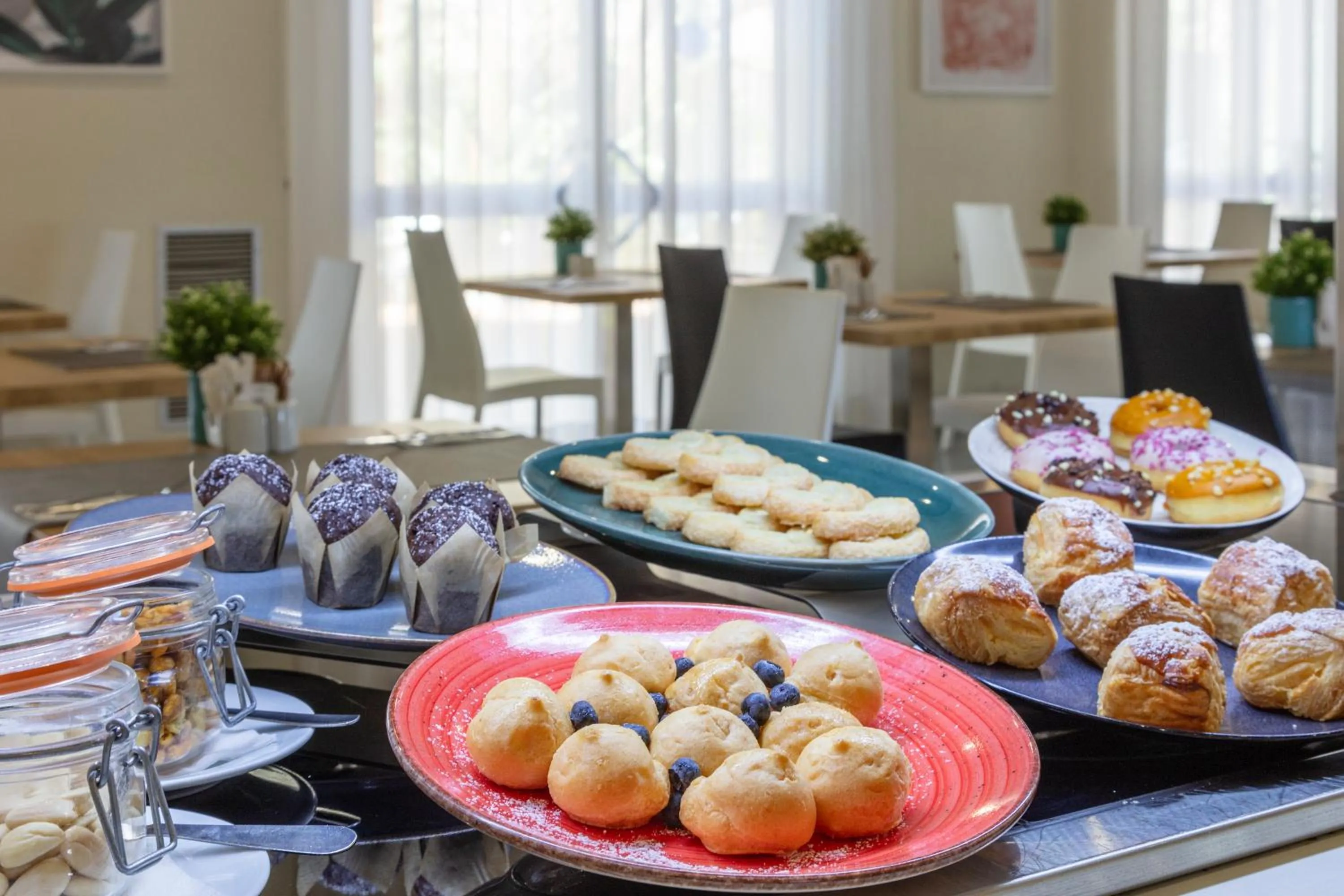 Buffet breakfast in Hotel TRH La Motilla