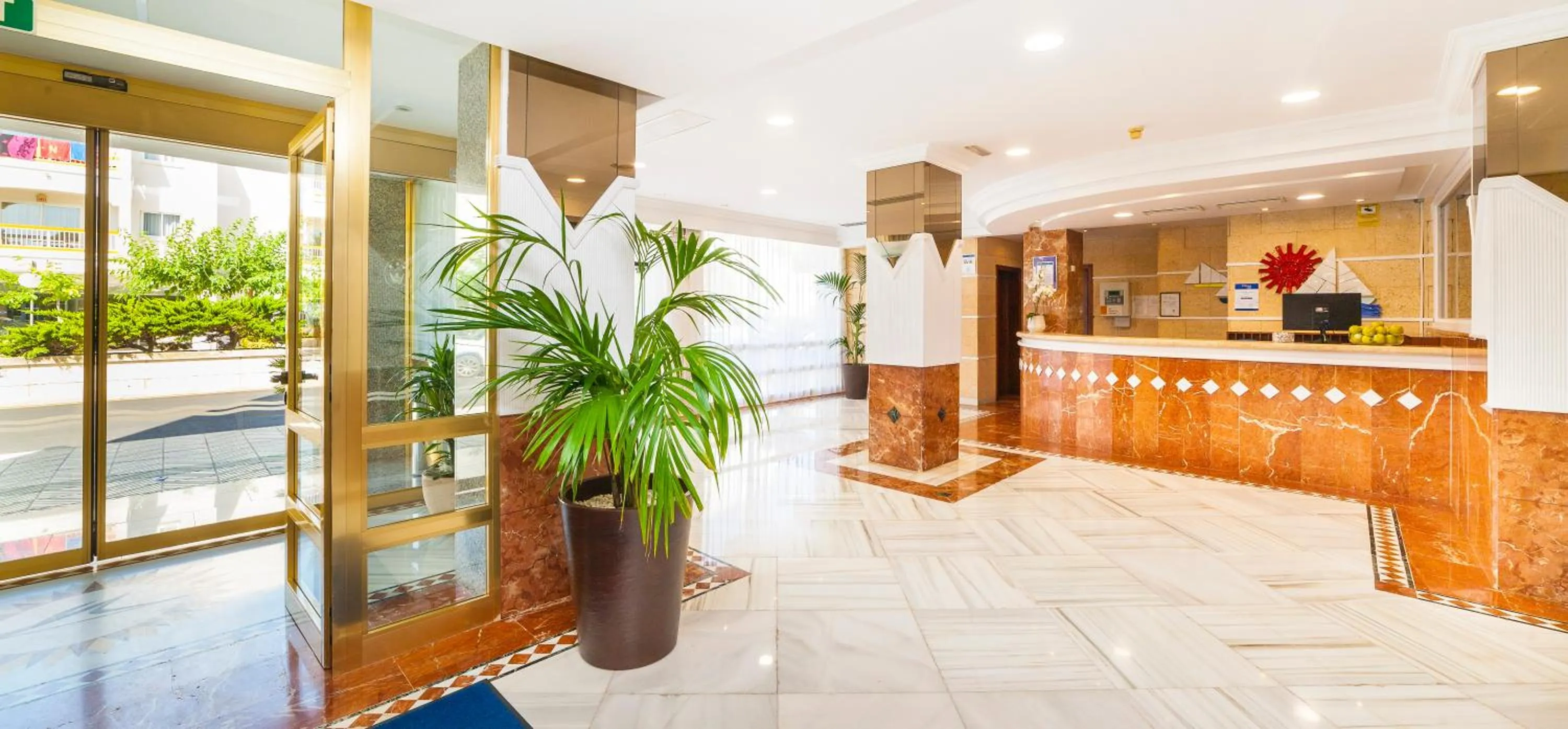 Lobby or reception in Globales Condes de Alcudia