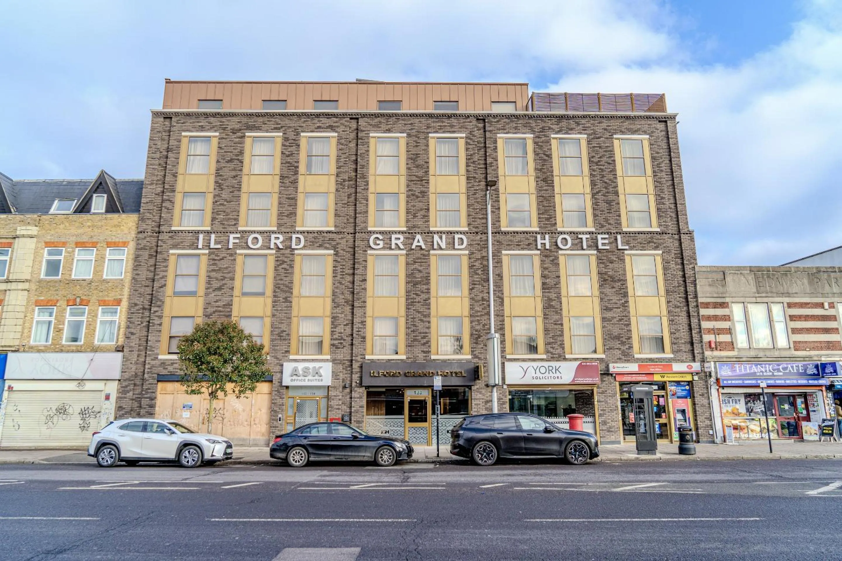 Lobby or reception in Ilford Grand Hotel